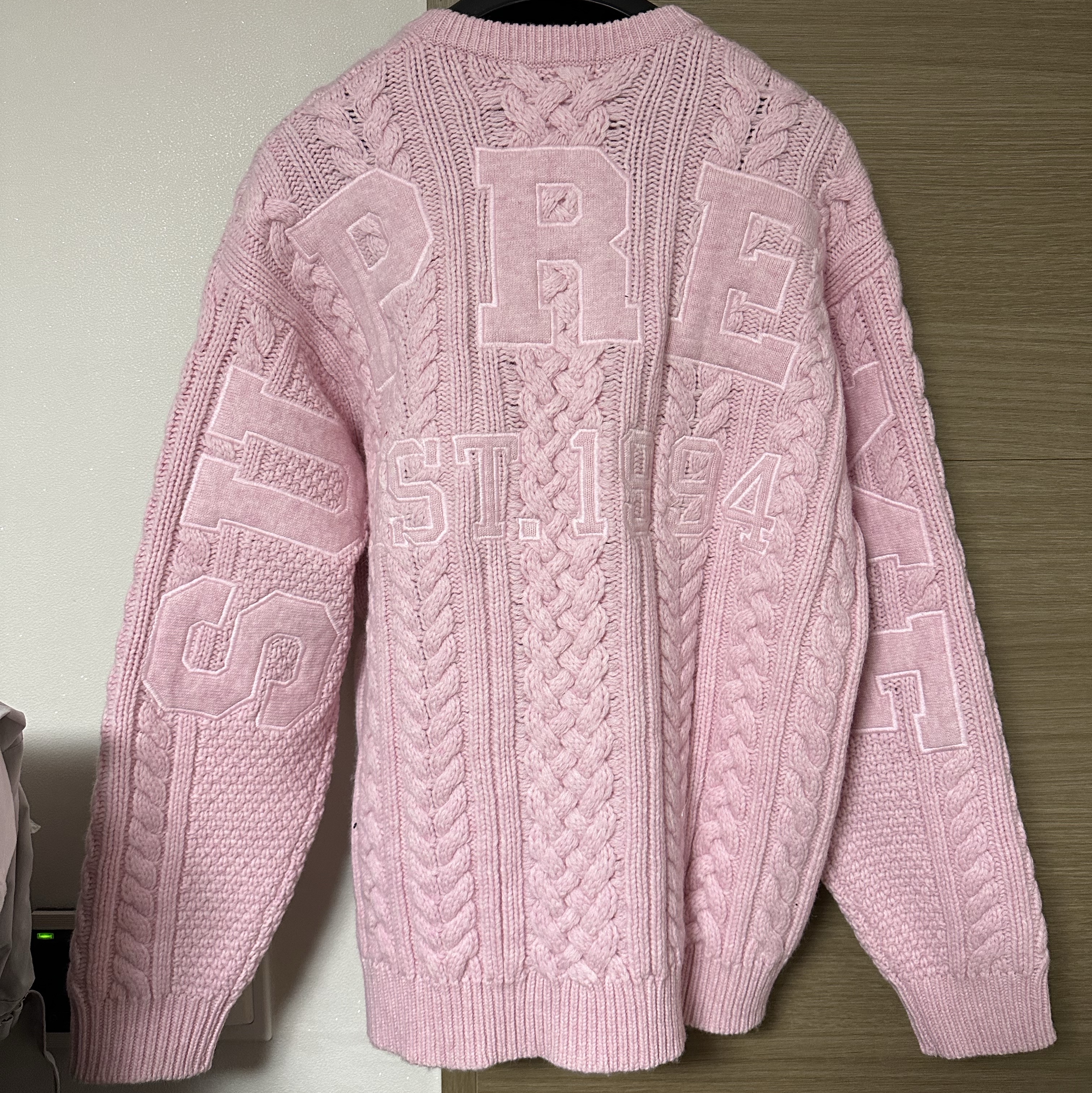 Supreme Applique Cable Knit Sweater Pink - 23FW 착용 스타일