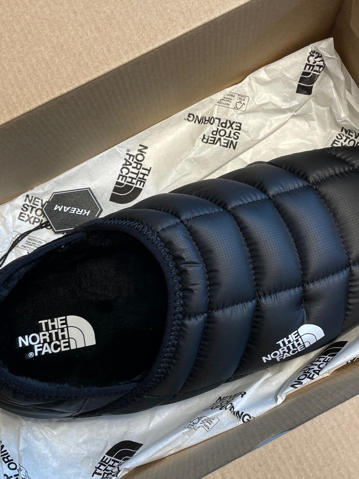 The North Face Thermoball Traction Mule V Black 착용 스타일