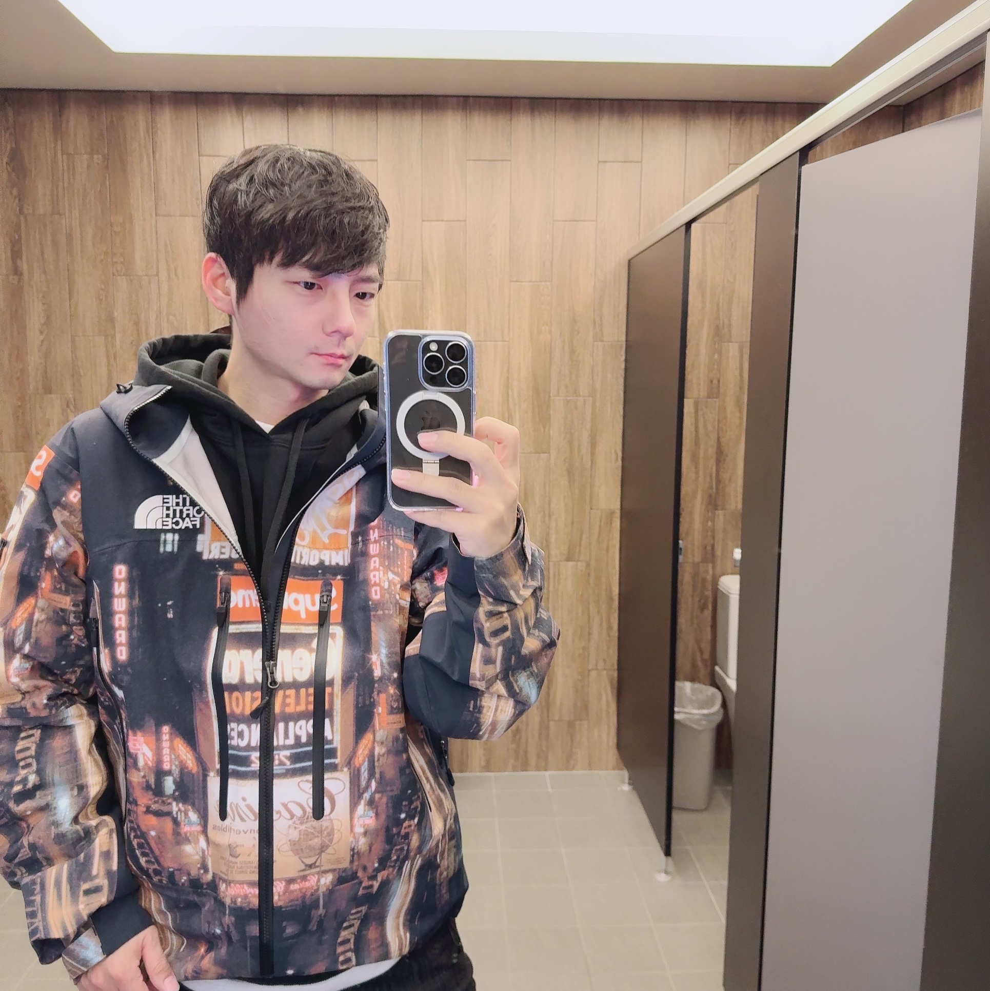 Supreme x The North Face Taped Seam Shell Jacket Times Square - 22FW 착용 스타일