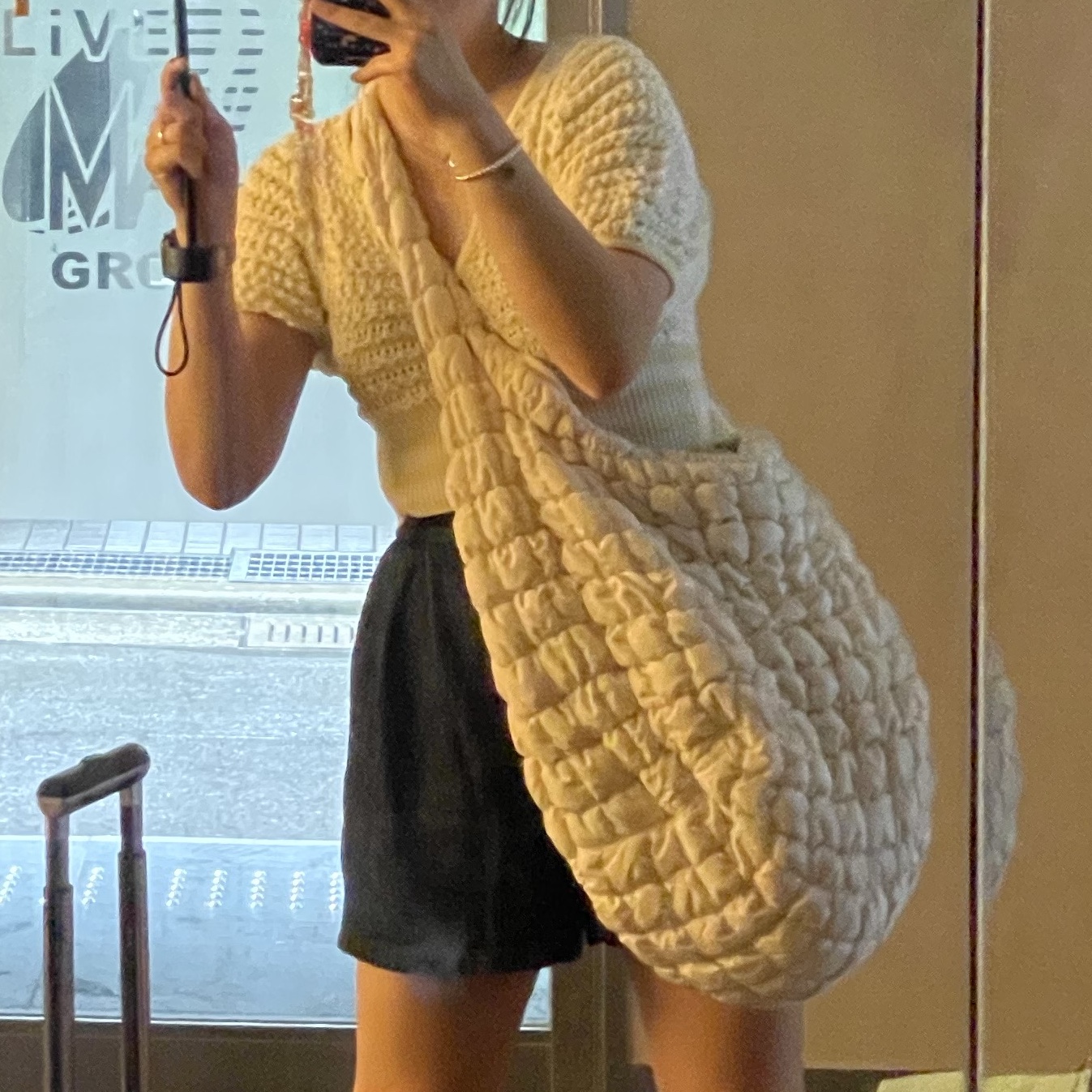 COS Quilted Oversized Shoulder Bag Off White Light Beige 착용 스타일 - 1