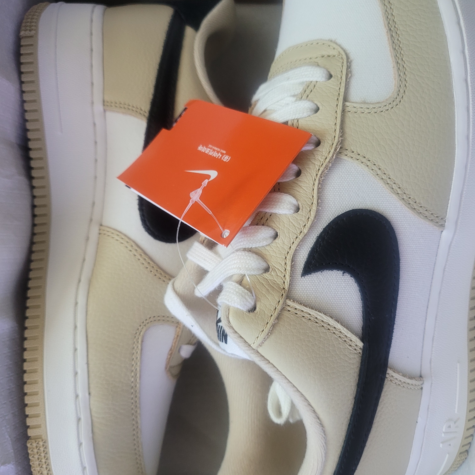 Nike Air Force 1 '07 LX Team Gold and Black 착용 스타일