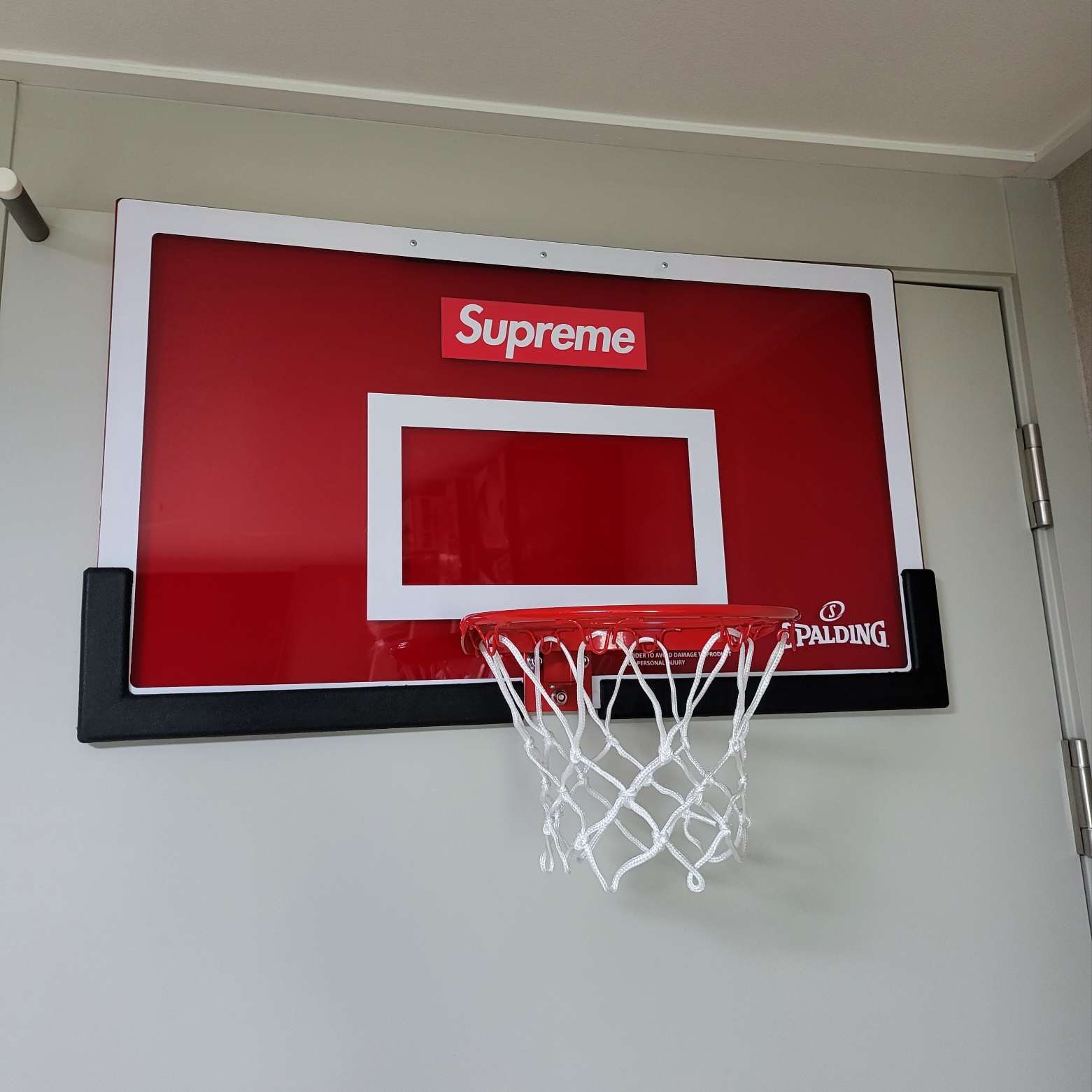 Supreme x Spalding Mini Basketball Hoop Red  - 23FW 착용 스타일