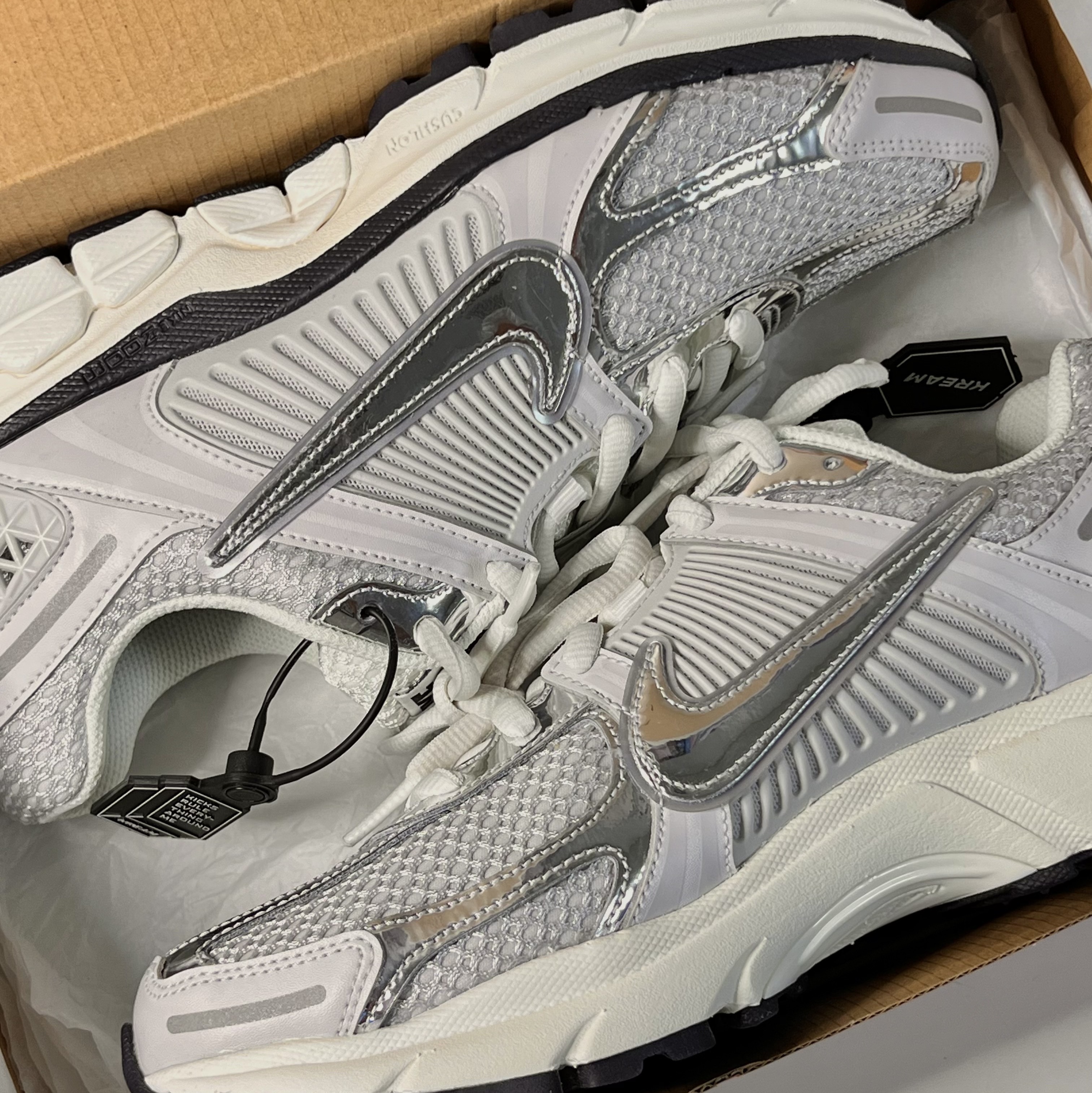 (W) Nike Zoom Vomero 5 Photon Dust and Metallic Silver 착용 스타일