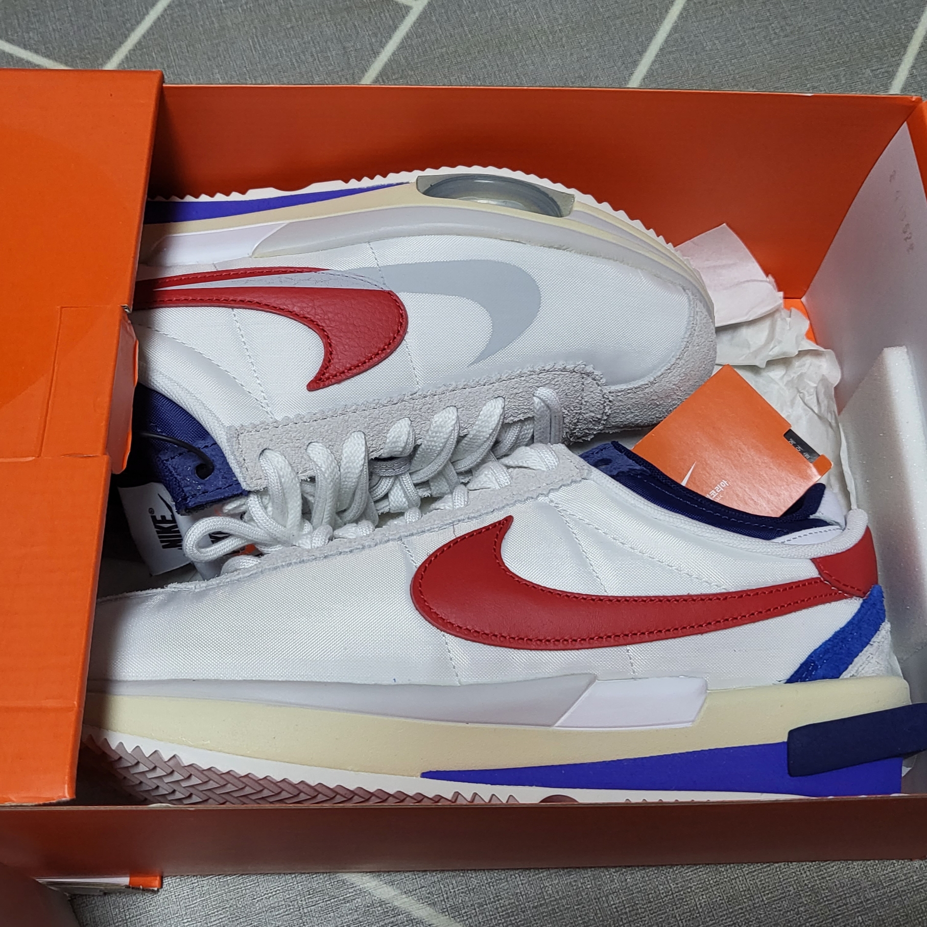 Nike x Sacai Zoom Cortez SP White and University Red 착용 스타일