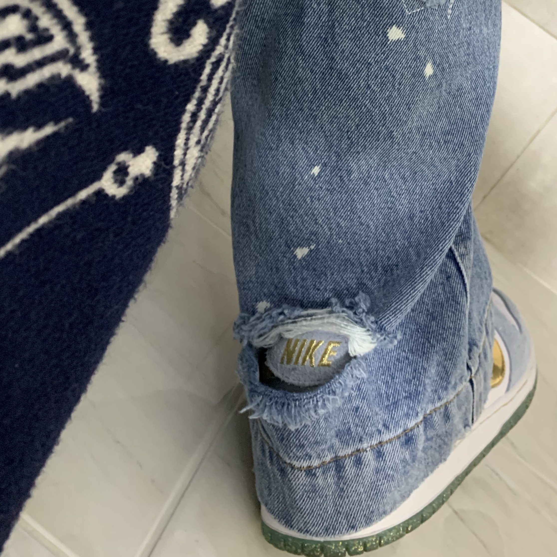 Nike x Sean Cliver SB Dunk Low Holiday Special, Zara x Ader Error Patchwork Jeans Blue 착용 스타일