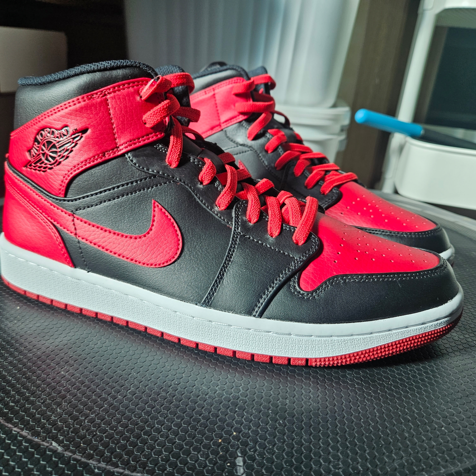 Jordan 1 Mid Bred Banned 2020 착용 스타일 - 5