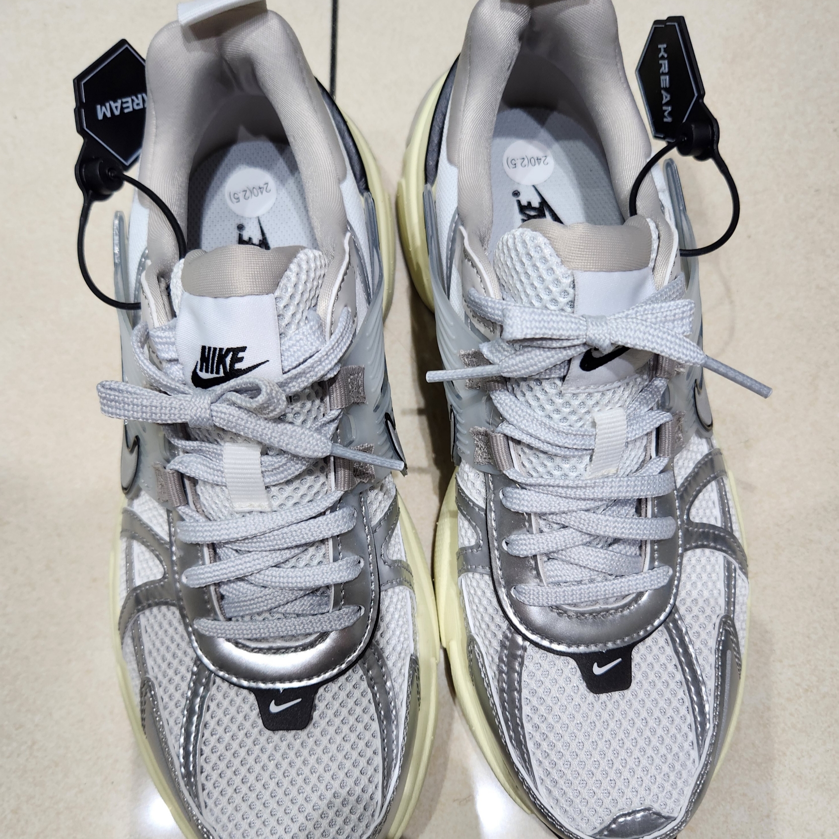 Nike V2K Run Summit White Metallic Silver 착용 스타일