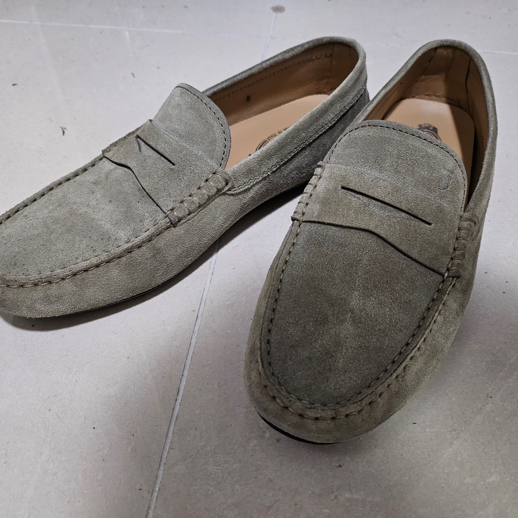 Tod's City Gommino Leather Driving Shoes Beige 착용 스타일