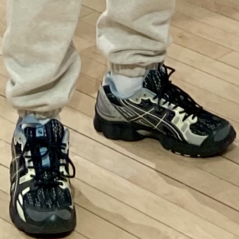 Asics UB5-S Gel-Nimbus 9 Black Gunmetal 착용 스타일 - 1