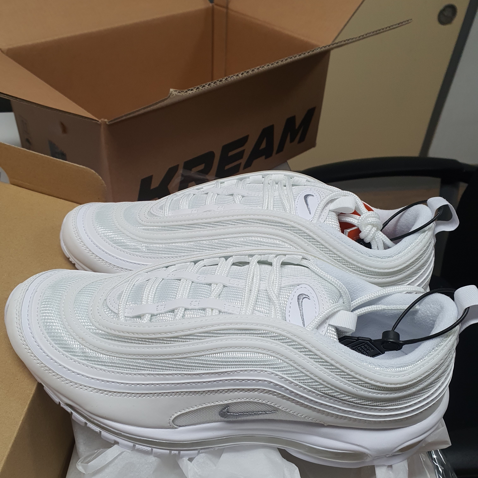 Nike Air Max 97 Triple White Wolf Grey 착용 스타일 - 1