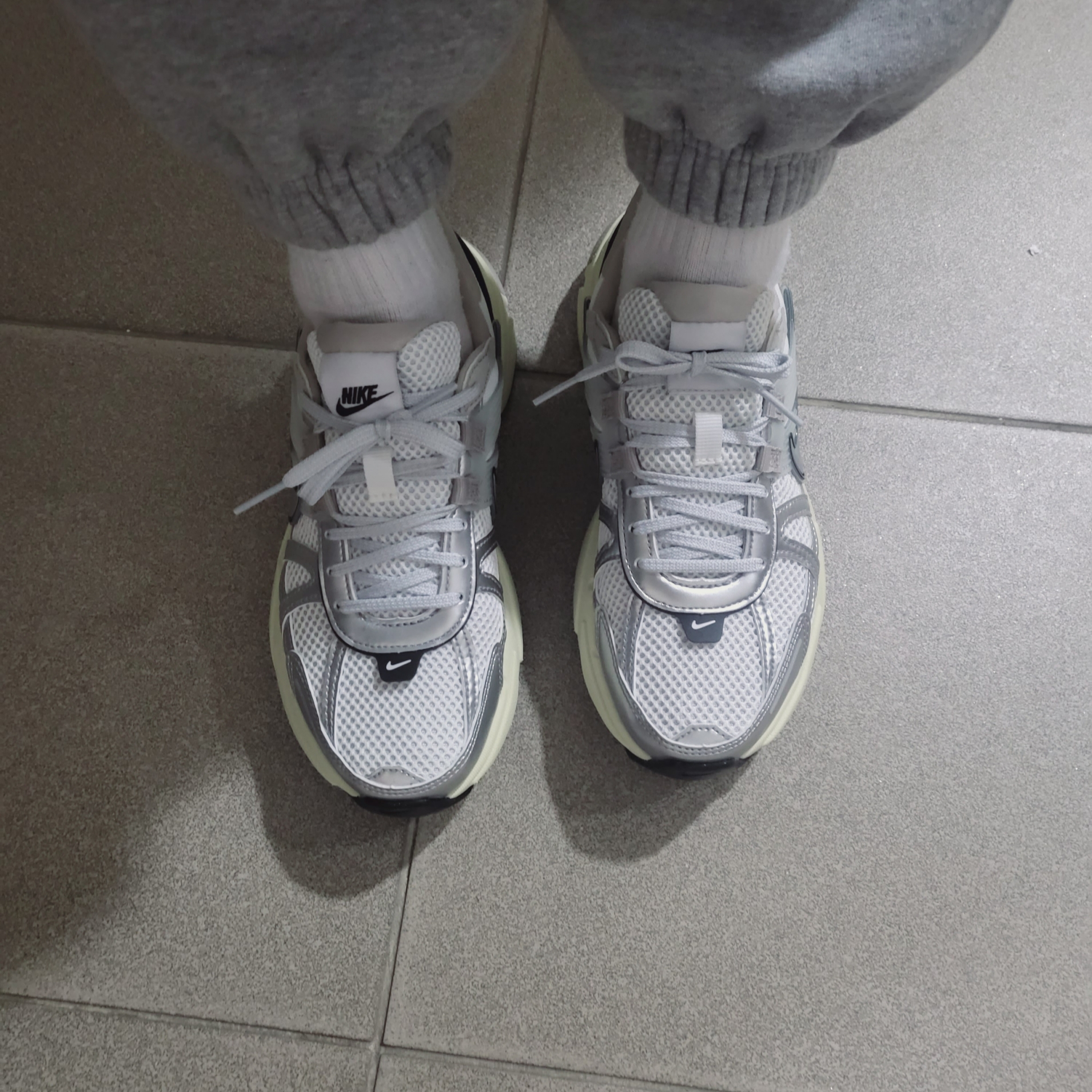 Nike V2K Run Summit White Metallic Silver 착용 스타일