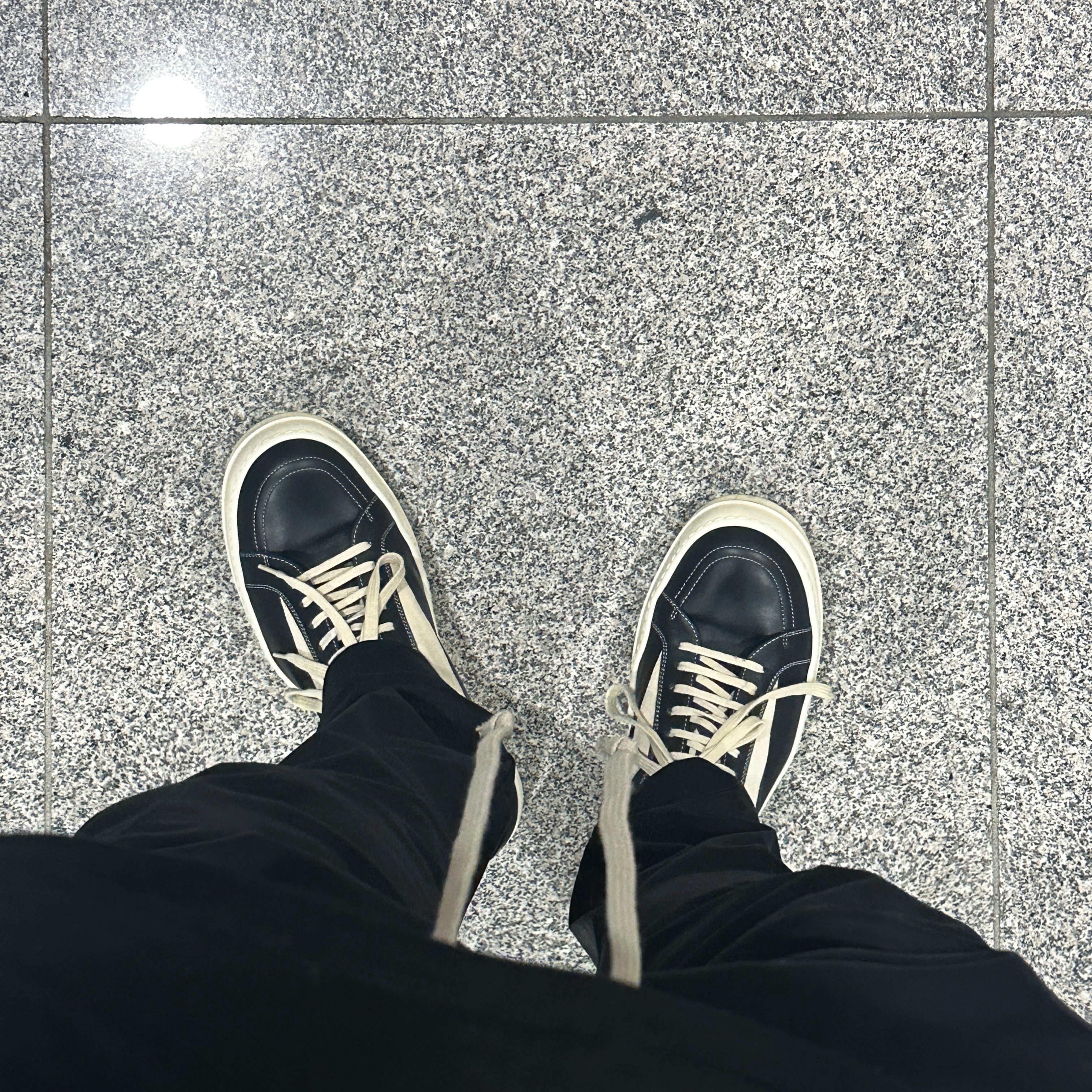 Rick Owens Luxor Vintage Sneakers Black Milk 착용 스타일