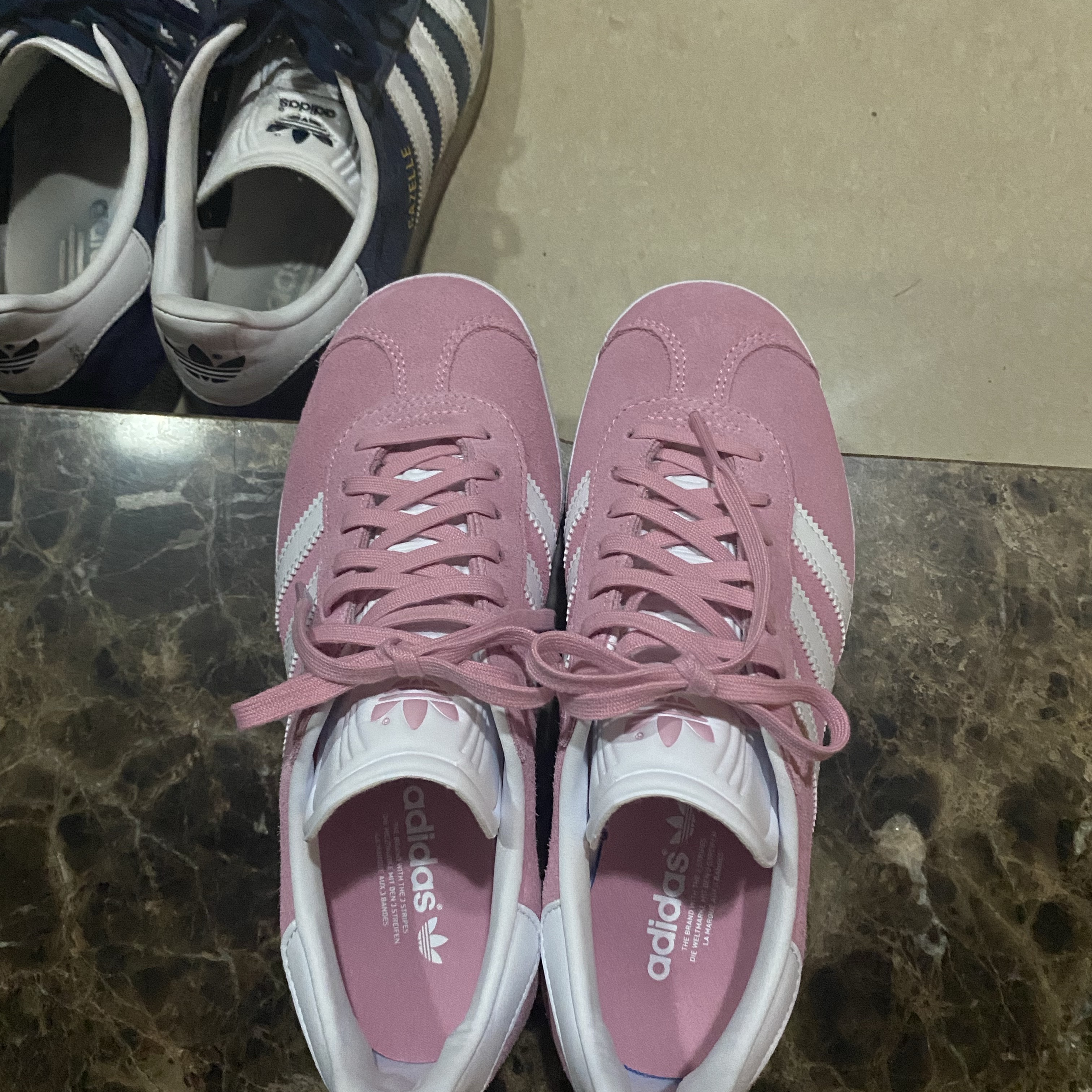 (W) Adidas Gazelle Cloud White Pink Glow 착용 스타일 - 1