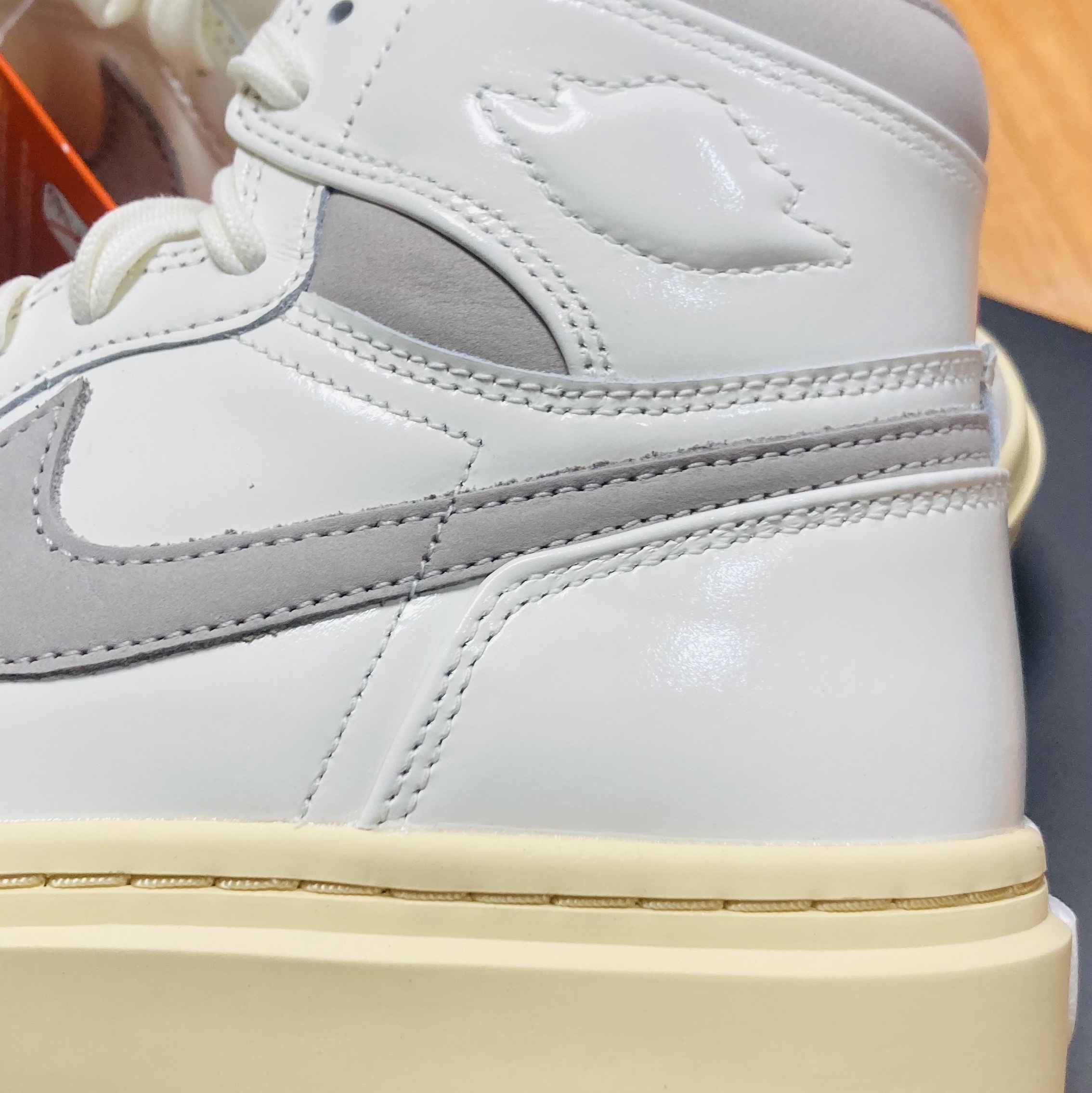 (W) Jordan 1 Elevate High SE Sail Pale Vanilla 착용 스타일 - 5