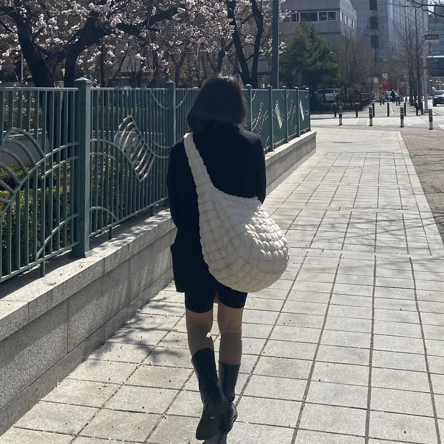 COS Quilted Oversized Shoulder Bag Off White Light Beige 착용 스타일 - 2
