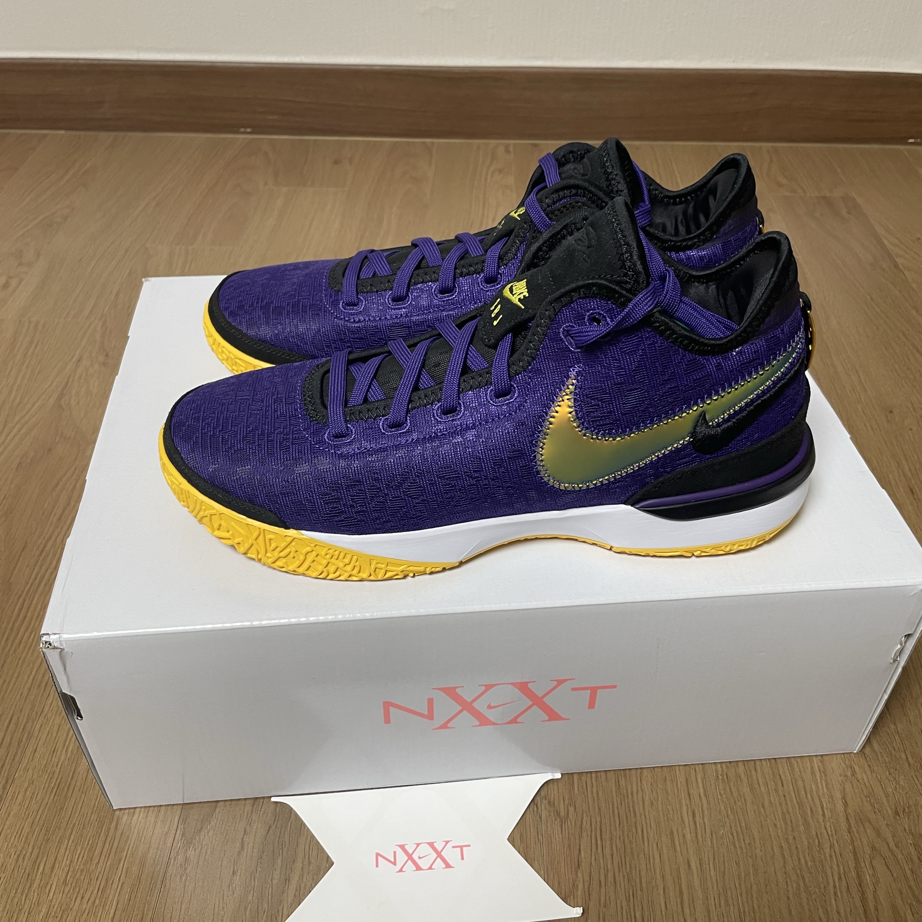 Nike LeBron XX EP White Metalic Gold, Nike LeBron NXXT Gen EP Court Purple Black 착용 스타일 - 4