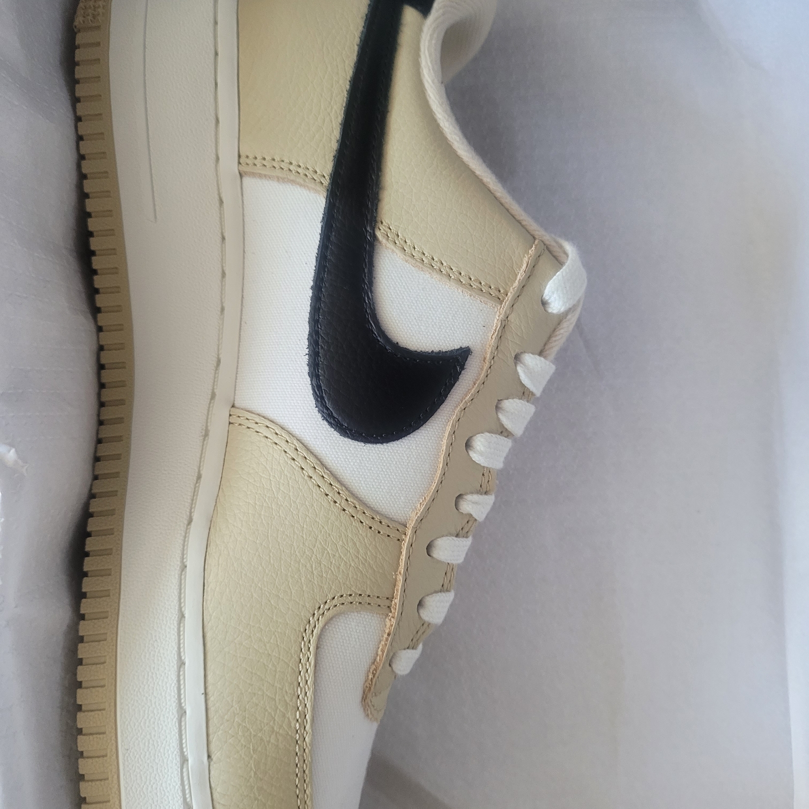 Nike Air Force 1 '07 LX Team Gold and Black 착용 스타일