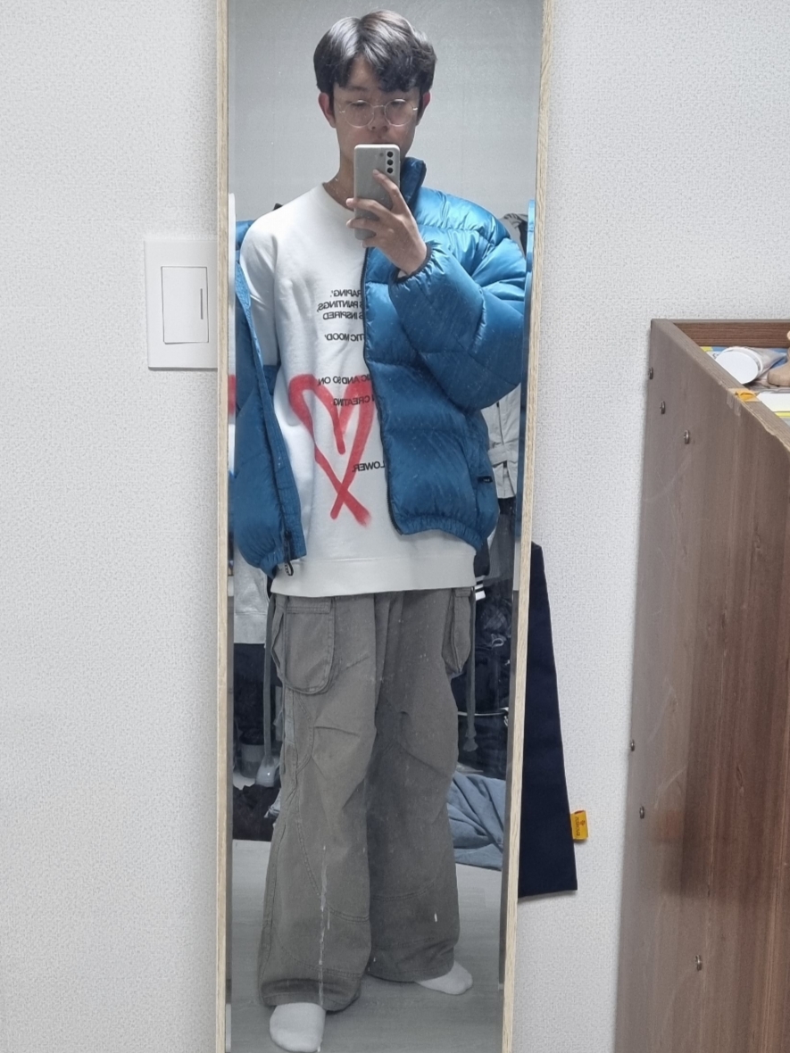 [KREAM 단독] The Museum Visitor Heart Sprayed Sweatshirt White -22PF, Burberry Mini Classic Vintage Check Cashmere Muffler Archive Beige 착용 스타일 - 2