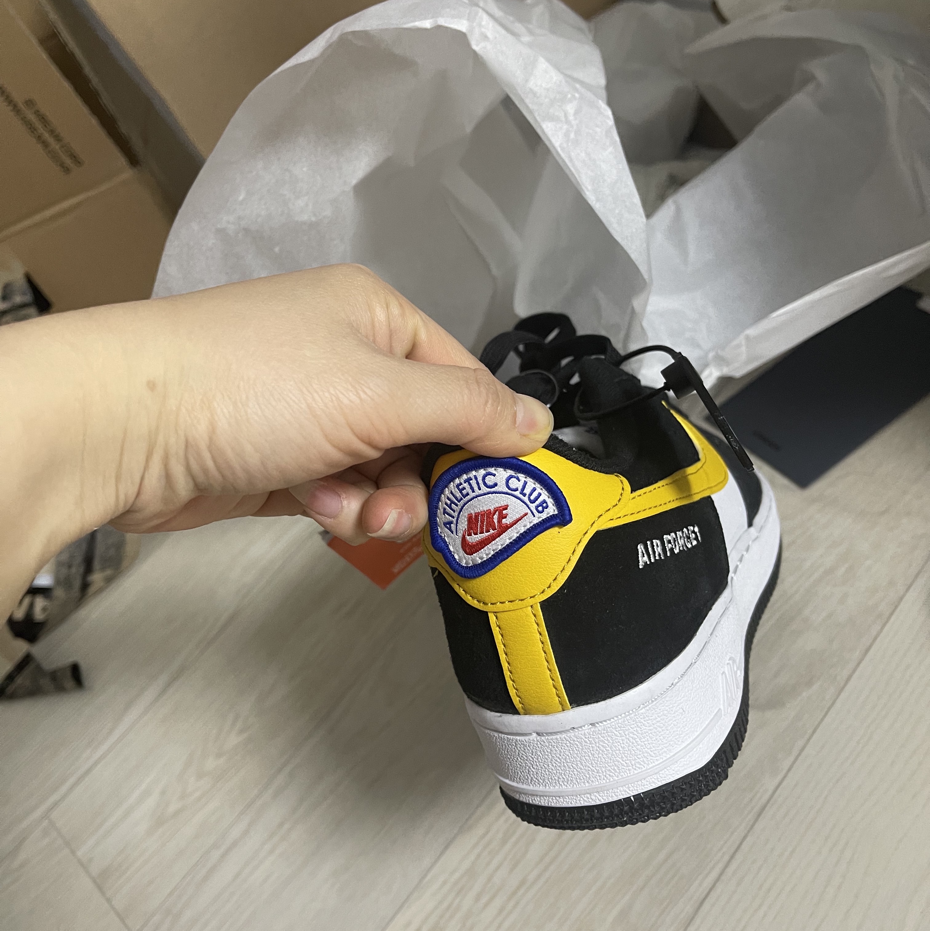 (GS) Nike Air Force 1 LV8 Athletic Club Black Dark Sulfur 착용 스타일 - 1