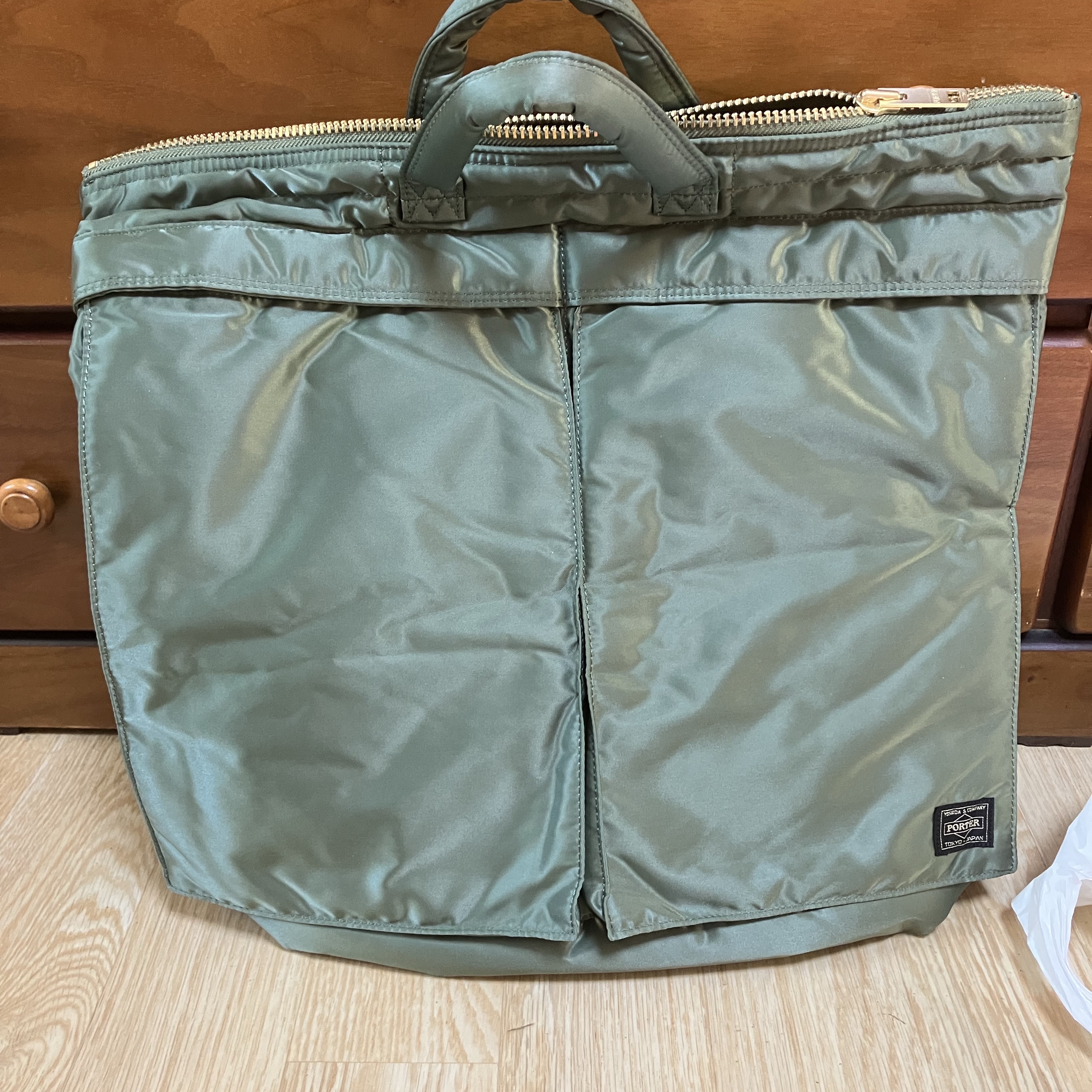 Porter Tanker 2Way Helmet Bag Sage Green 착용 스타일