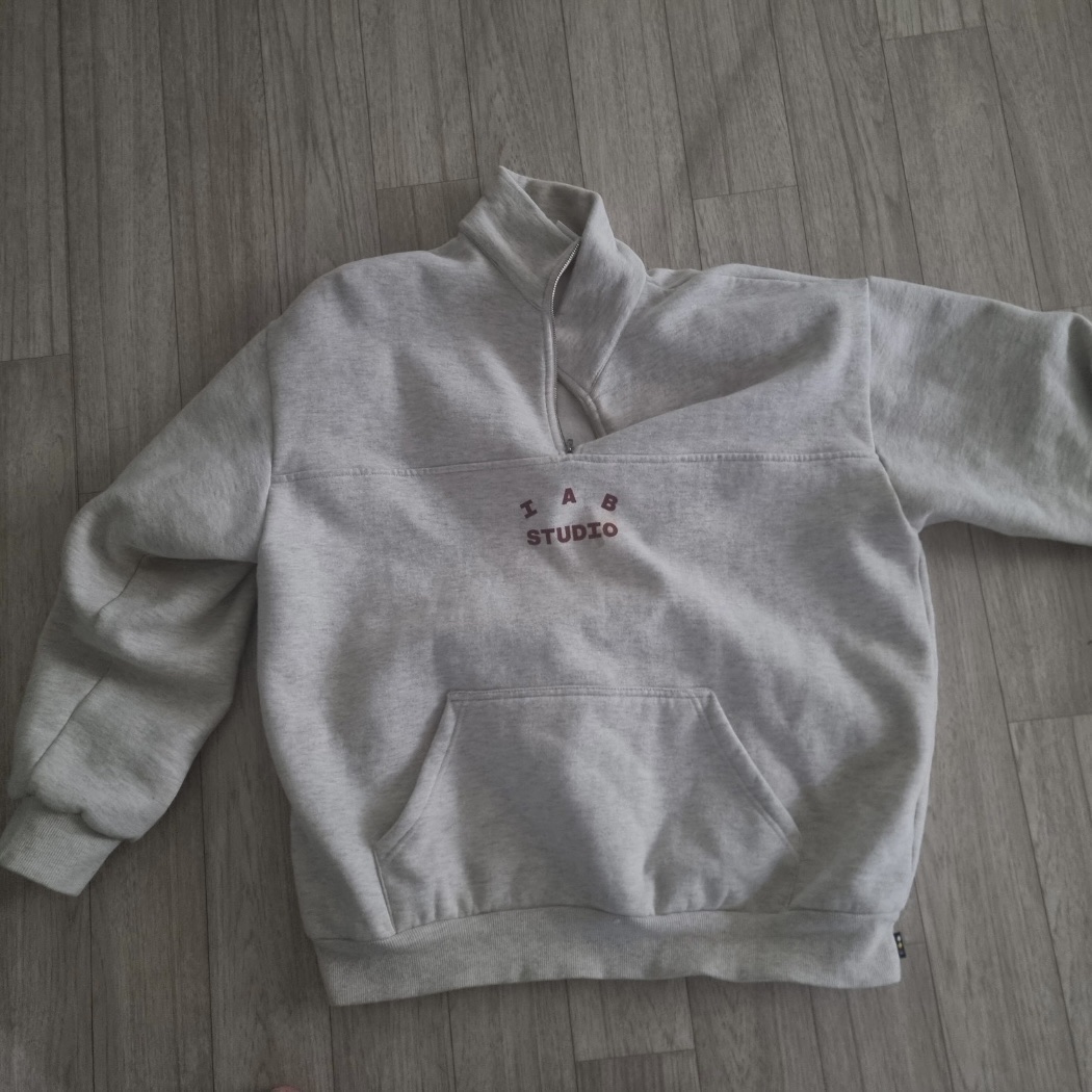 IAB Studio Half Zip-Up Oatmeal Burgundy 착용 스타일