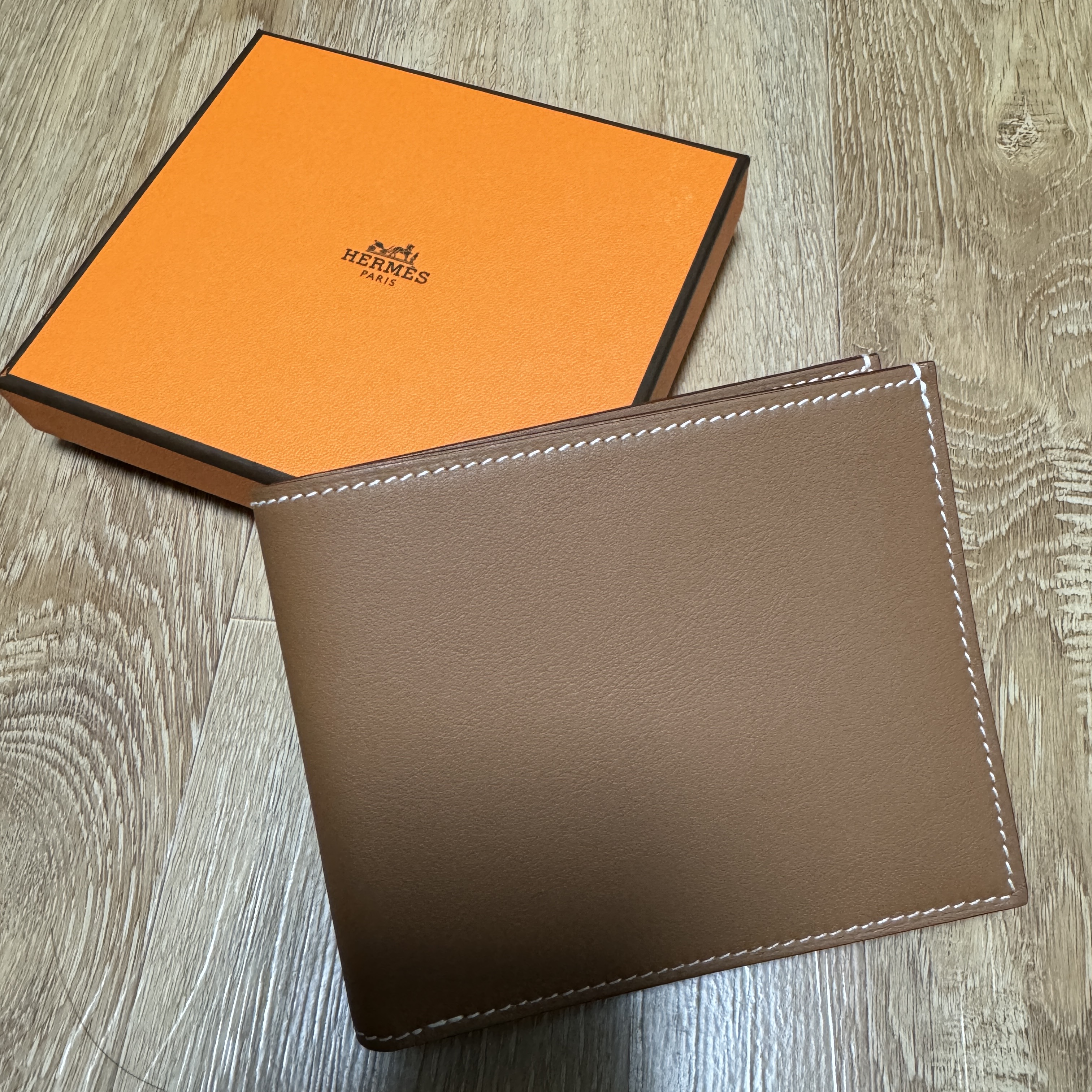 Hermes Citizen Twill Compact Card Holder Swift & Gold Rouge Piment 착용 스타일