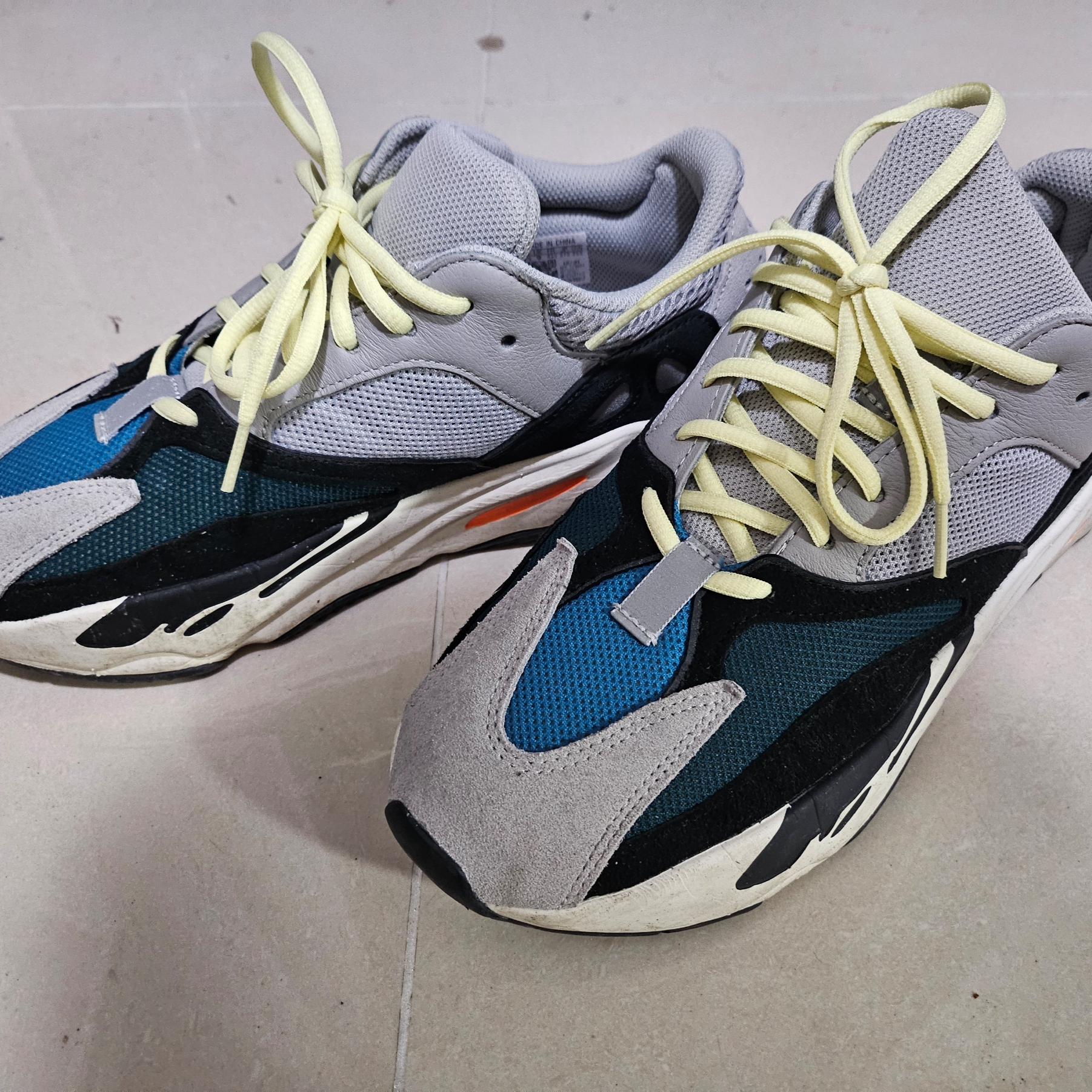 Adidas Yeezy Boost 700 Wave Runner Solid Grey 2021/2022 착용 스타일