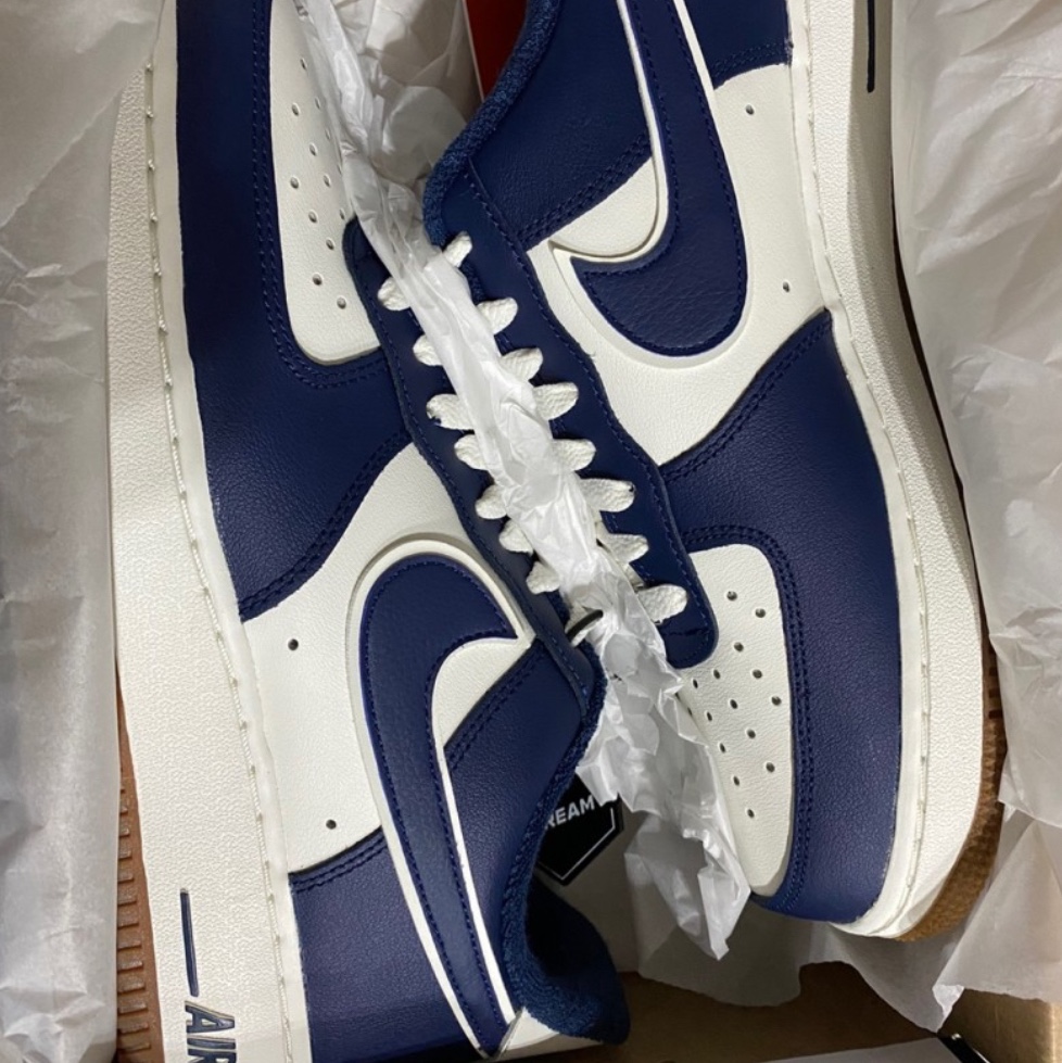Nike Air Force 1 '07 LV8 Midnight Navy 착용 스타일