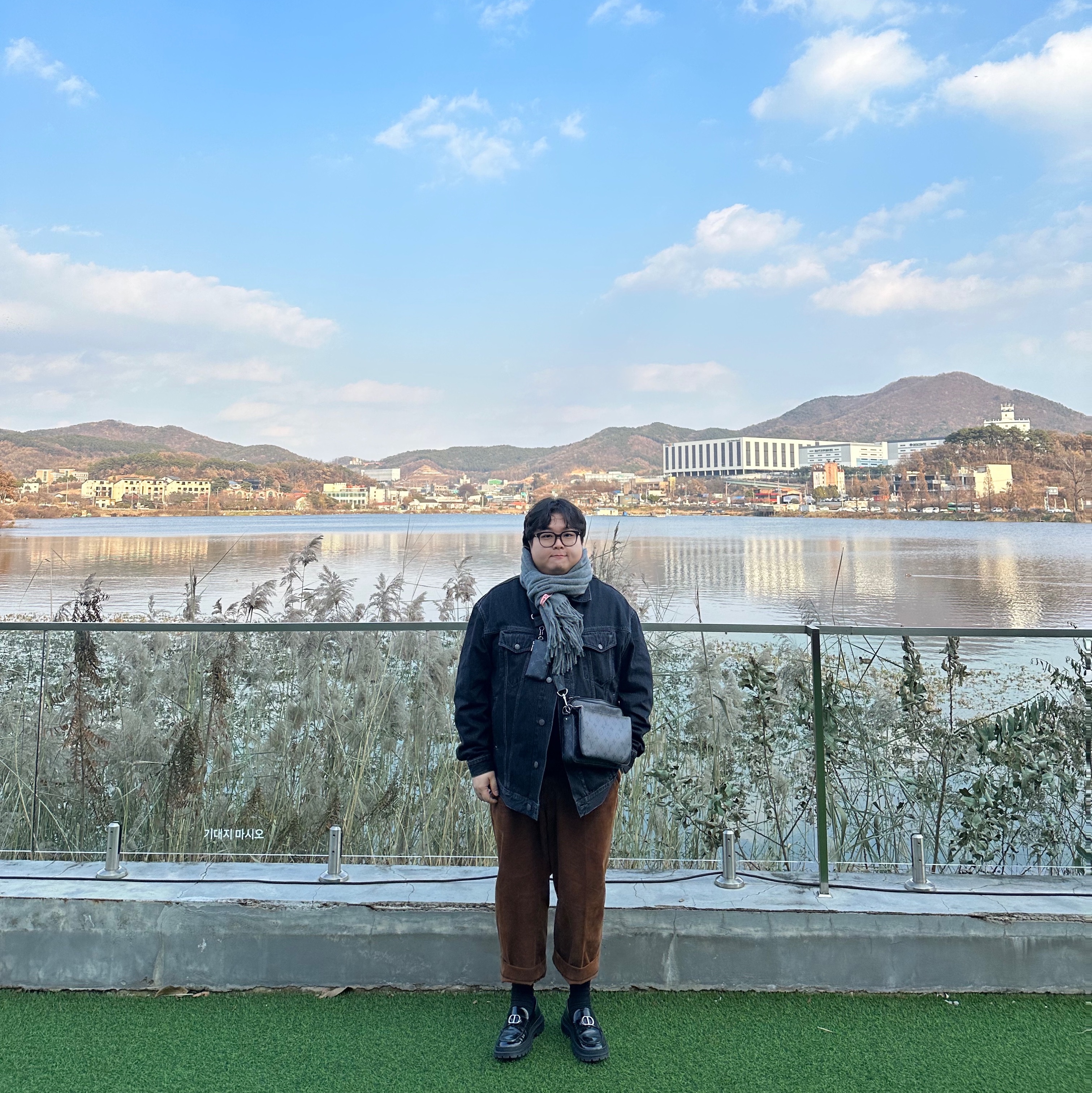 Louis Vuitton Trio Messenger Monogram Eclipse, Acne Studios Loose Fit Denim Jacket Black 착용 스타일