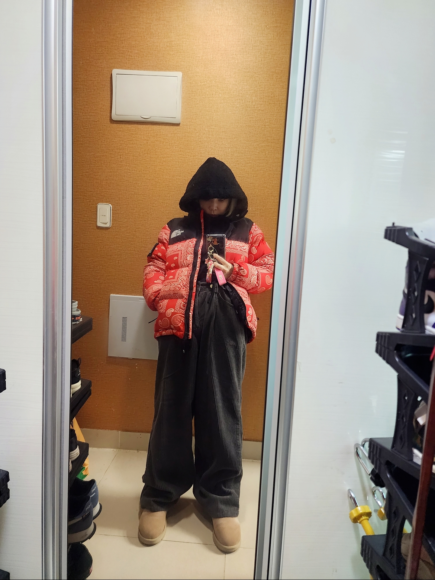 The North Face Nuptse Down Jacket Red, (W) UGG Classic Ultra Mini Boots Sand 착용 스타일 - 2