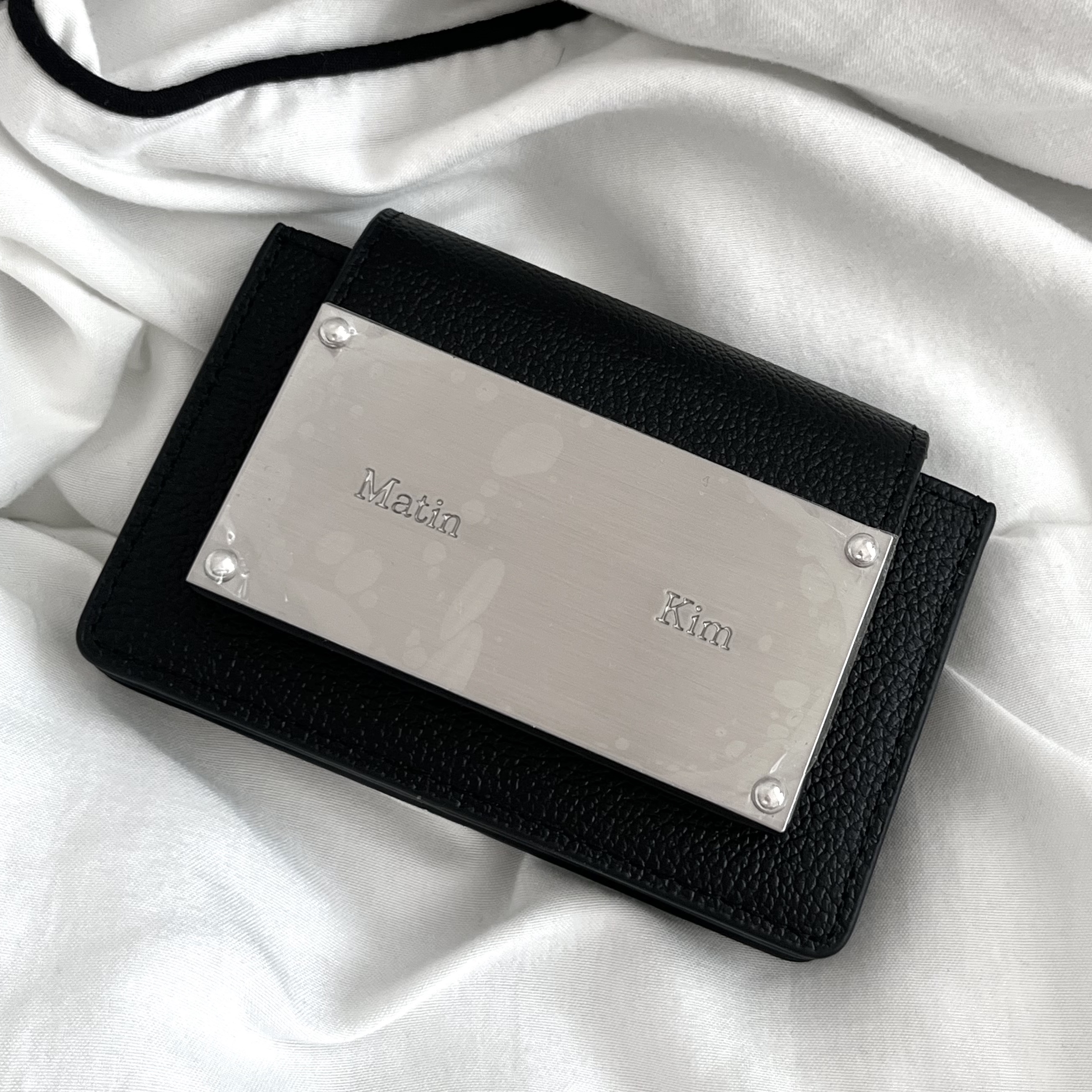 Matin Kim Accordion Wallet Black 착용 스타일 - 2