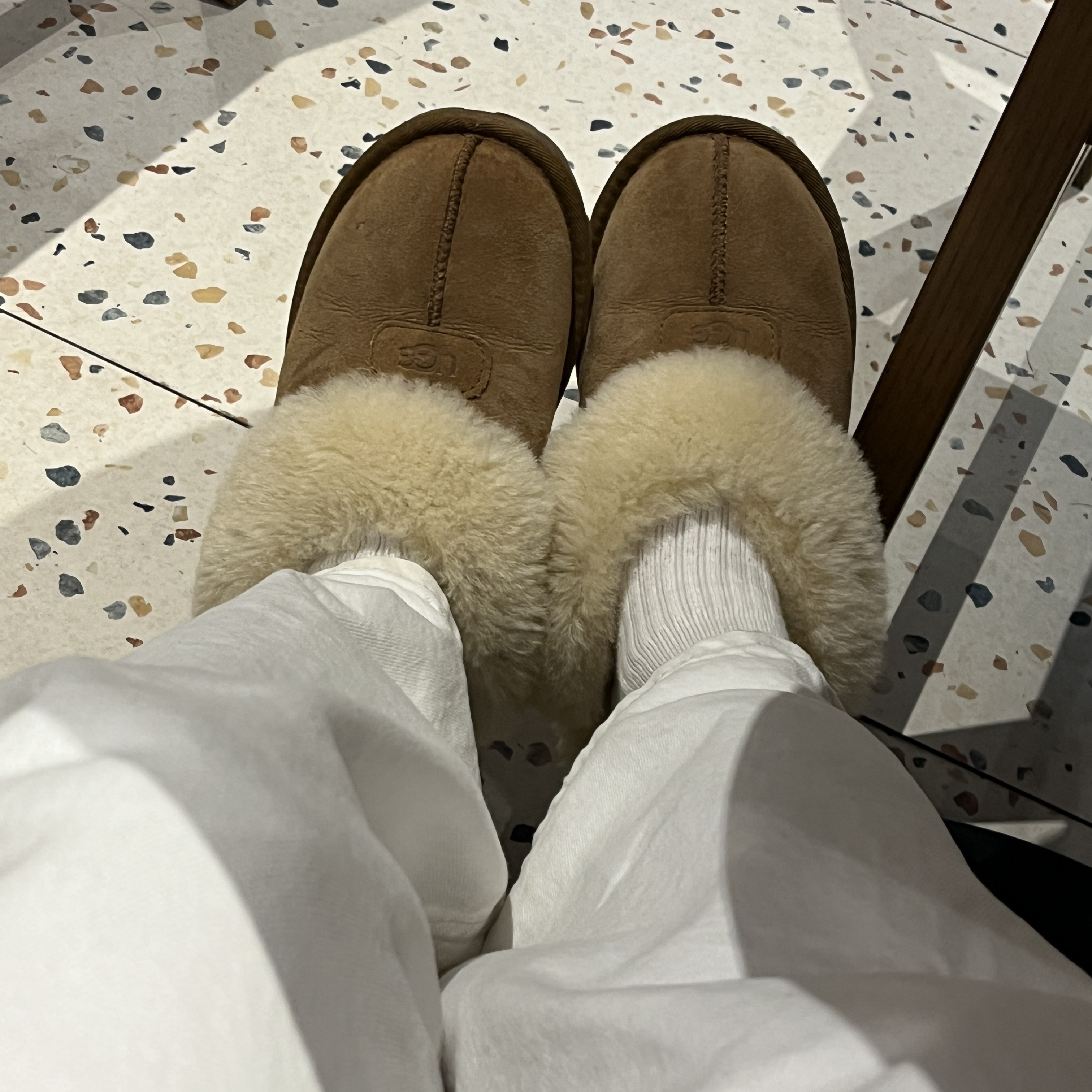 (W) UGG Coquette Slipper Chestnut 착용 스타일 - 3
