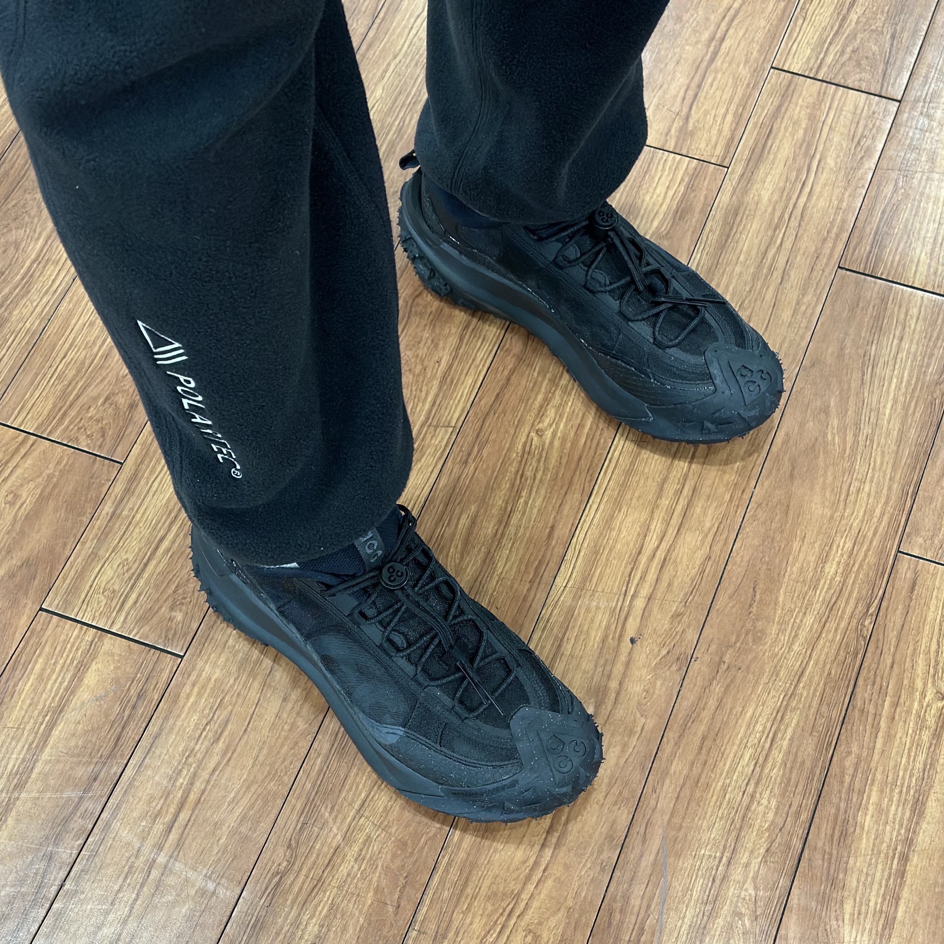 Nike NRG ACG Cuffed Beanie Black, Nike ACG Mountain Fly 2 Low Black 착용 스타일 - 2