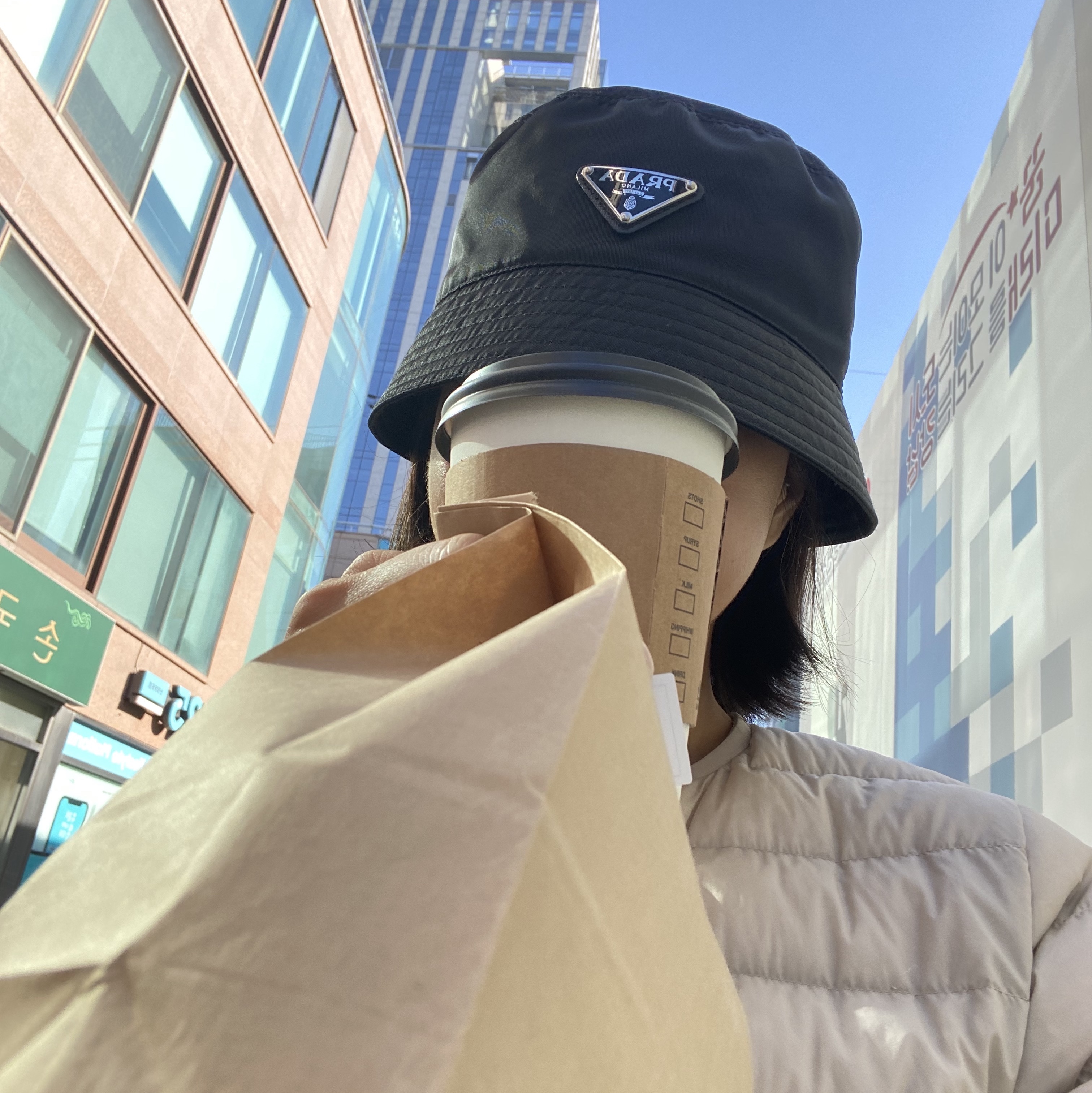 Prada Re-Nylon Bucket Hat Black, (W) Danton Inner Crewneck Jacket Oyster 착용 스타일