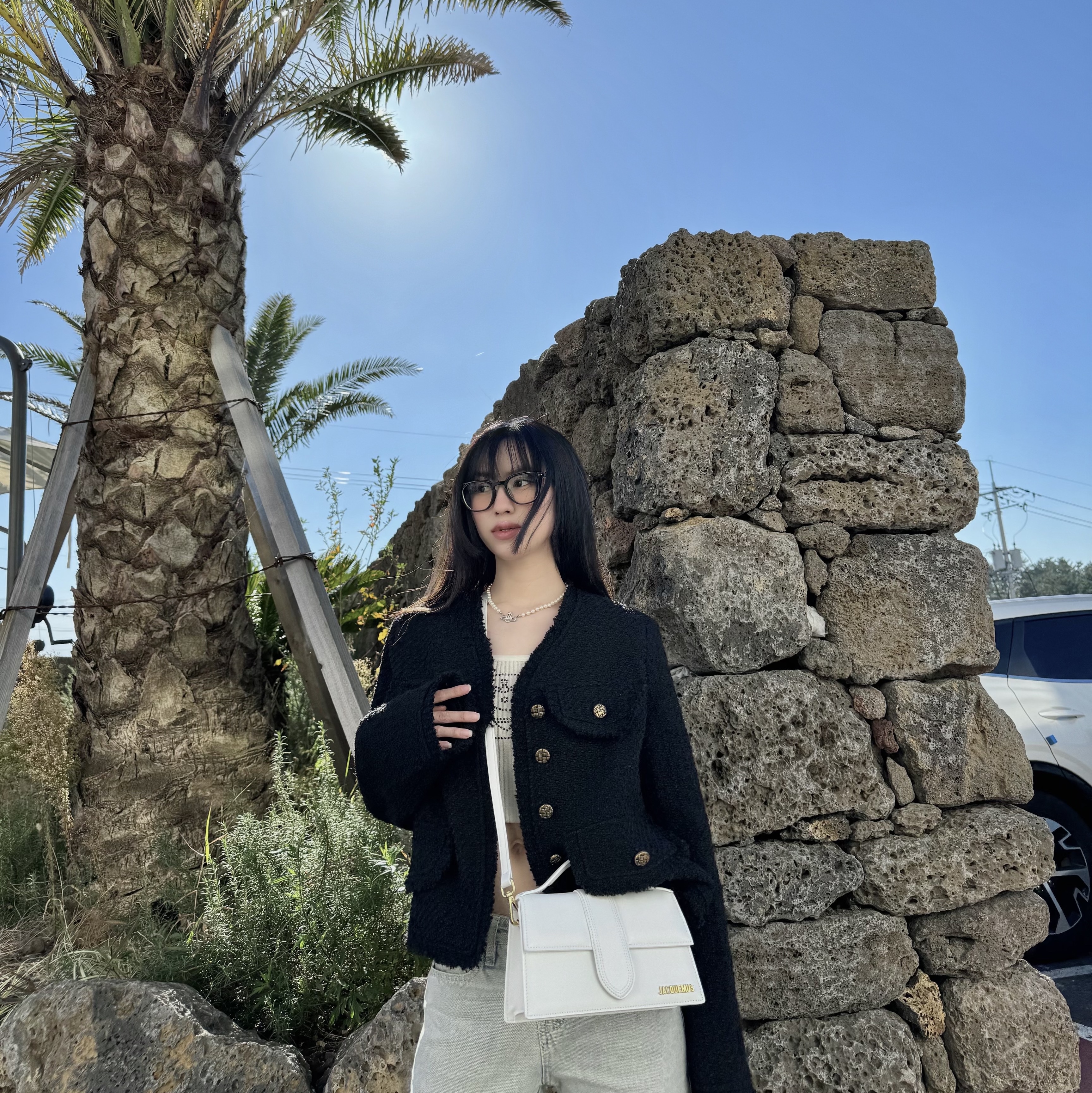 Jacquemus Le Grand Bambino Crossbody Strap Handbag White 착용 스타일 - 1
