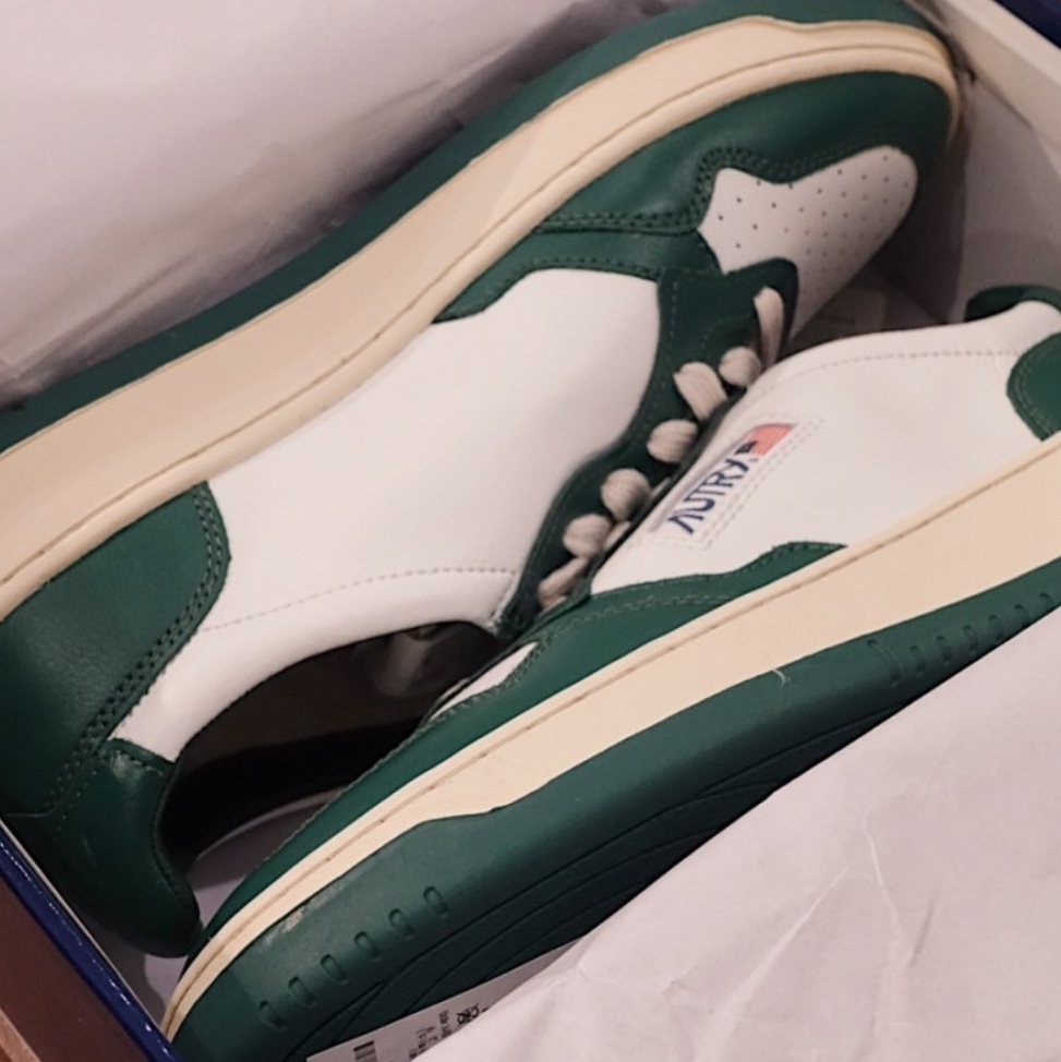 Autry Medalist Low Leather Sneakers Green White 착용 스타일