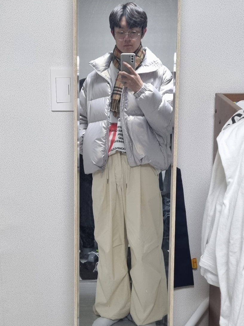[KREAM 단독] The Museum Visitor Heart Sprayed Sweatshirt White -22PF, Burberry Mini Classic Vintage Check Cashmere Muffler Archive Beige 착용 스타일 - 1