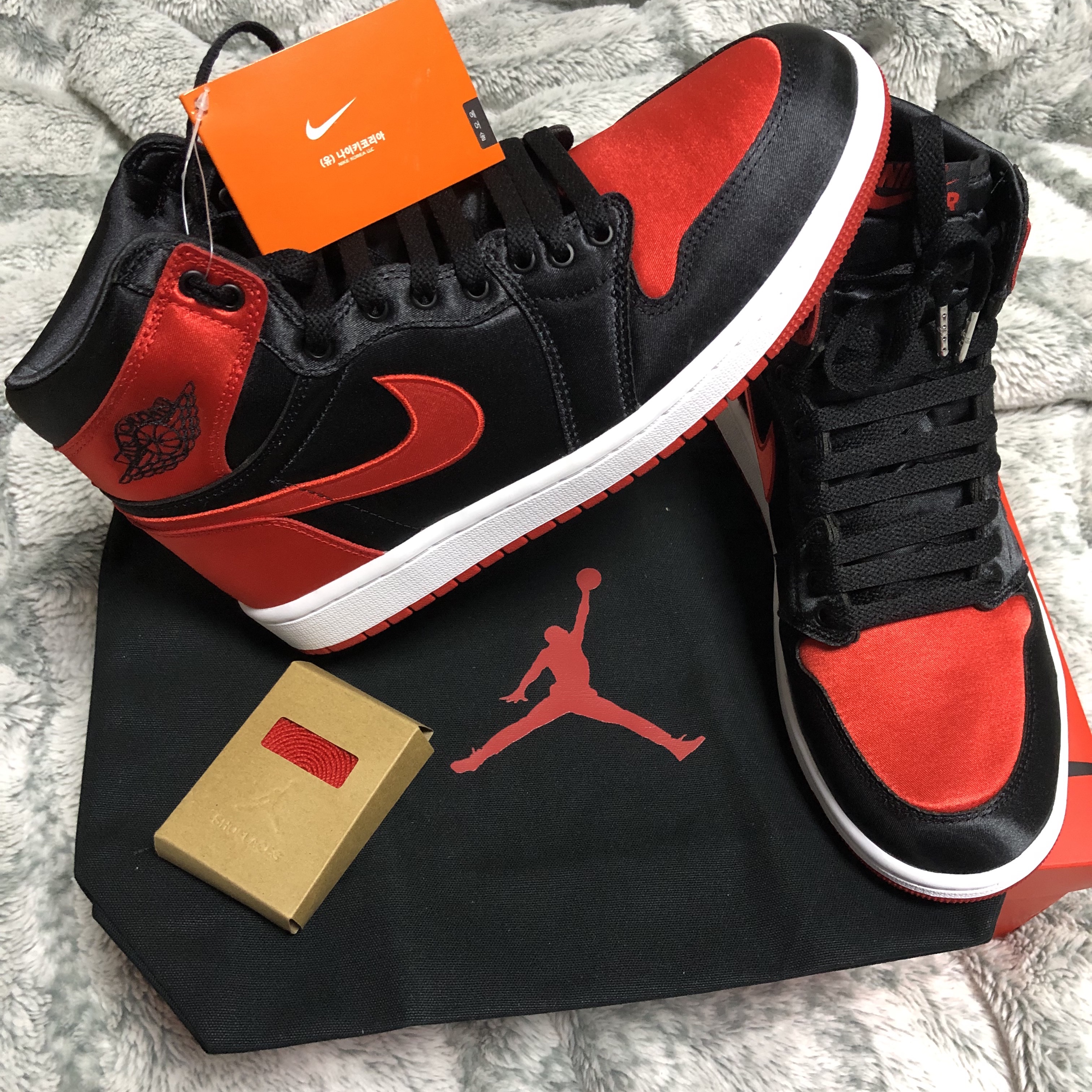 (W) Jordan 1 Retro High OG Satin Bred 착용 스타일 - 1