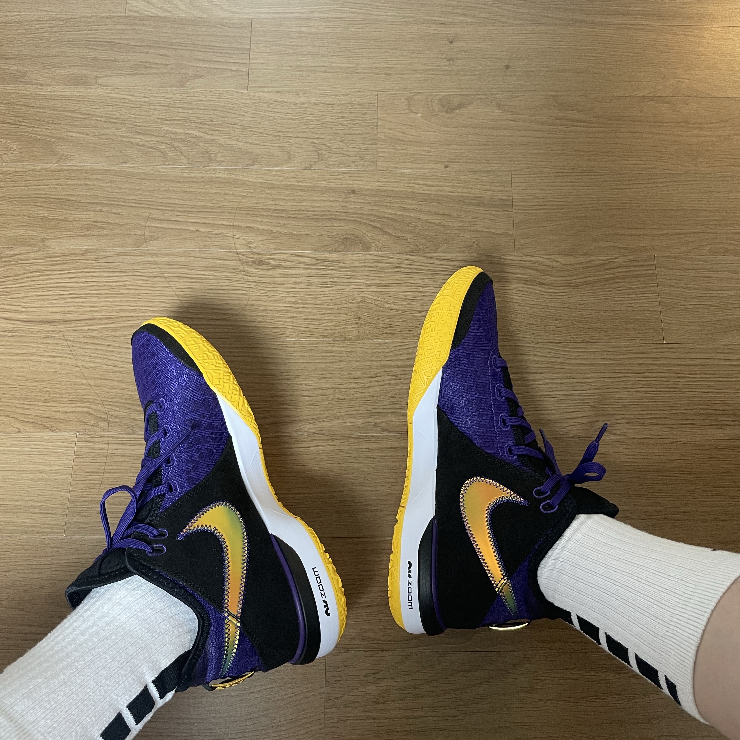Nike LeBron XX EP White Metalic Gold, Nike LeBron NXXT Gen EP Court Purple Black 착용 스타일 - 2