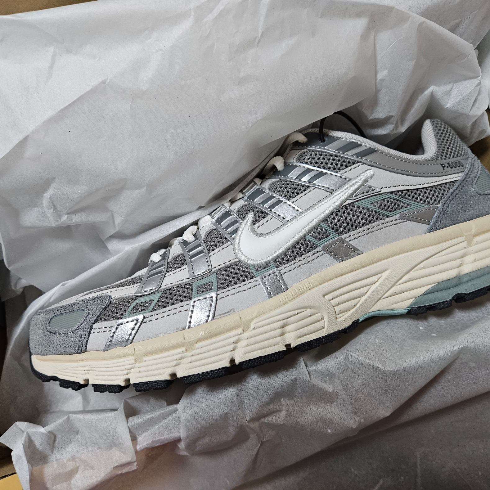 Nike P-6000 Flat Pewter Light Iron Ore 착용 스타일 - 3