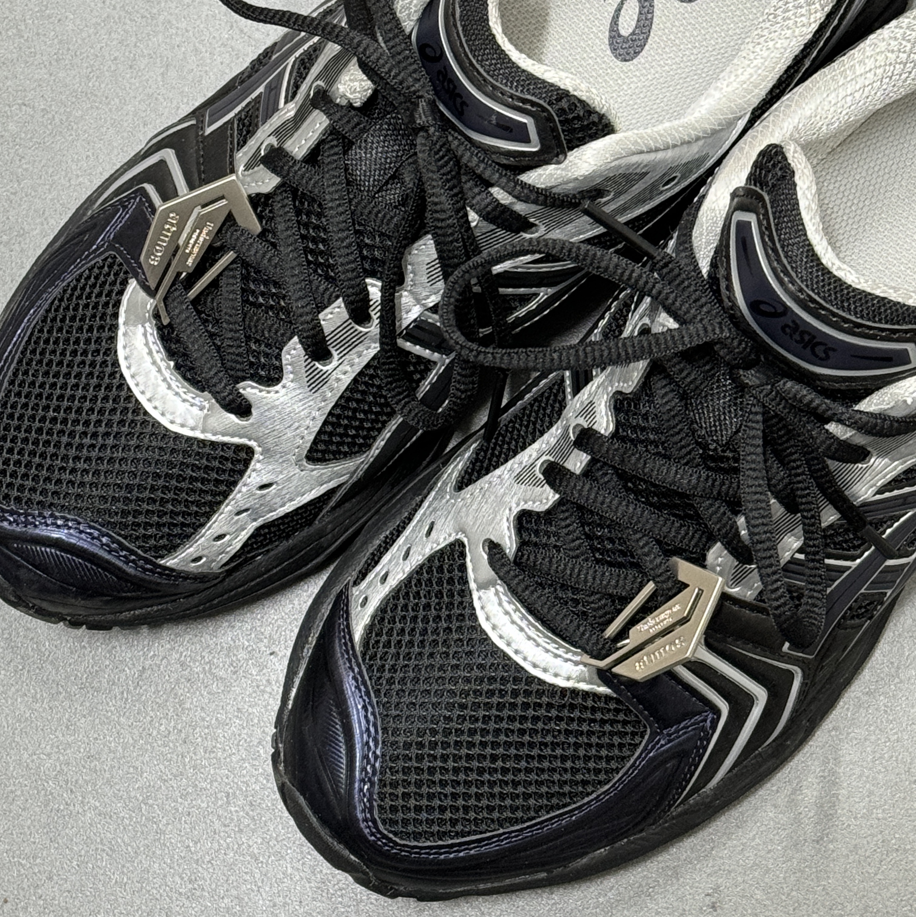 Asics x Atmos x Undermycar Gel-Kayano 14 Black Pure Silver 착용 스타일 - 3