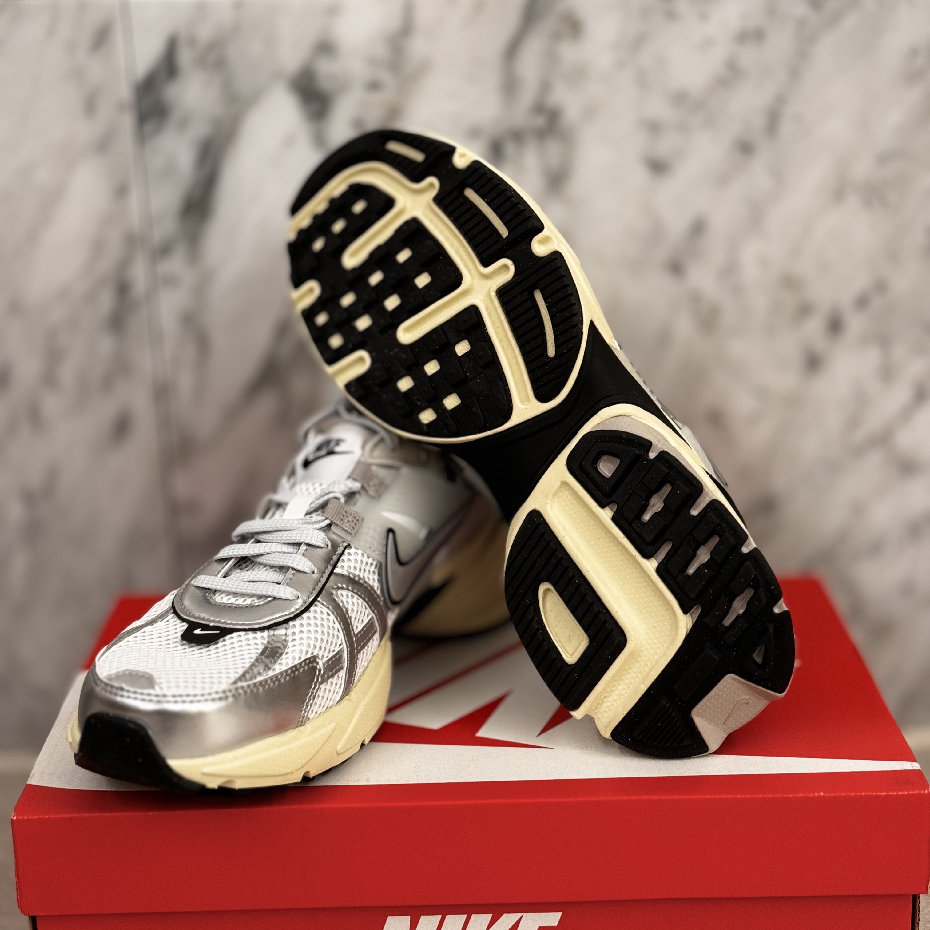 Nike V2K Run Summit White Metallic Silver 착용 스타일 - 1