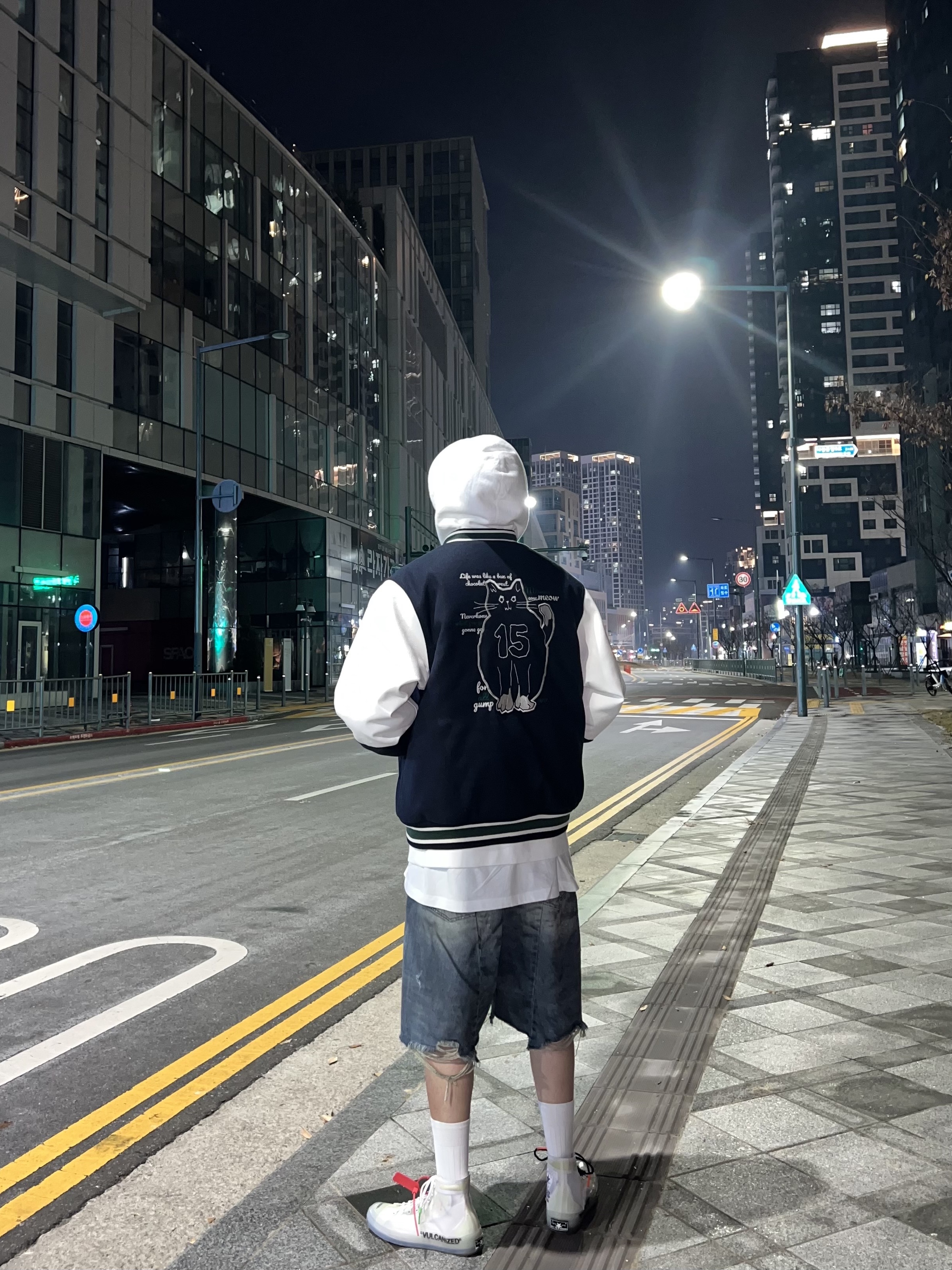 Supreme Box Logo Hooded Sweatshirt White - 21FW, Project G/R Reworked Bermuda Shorts Blue 착용 스타일 - 2