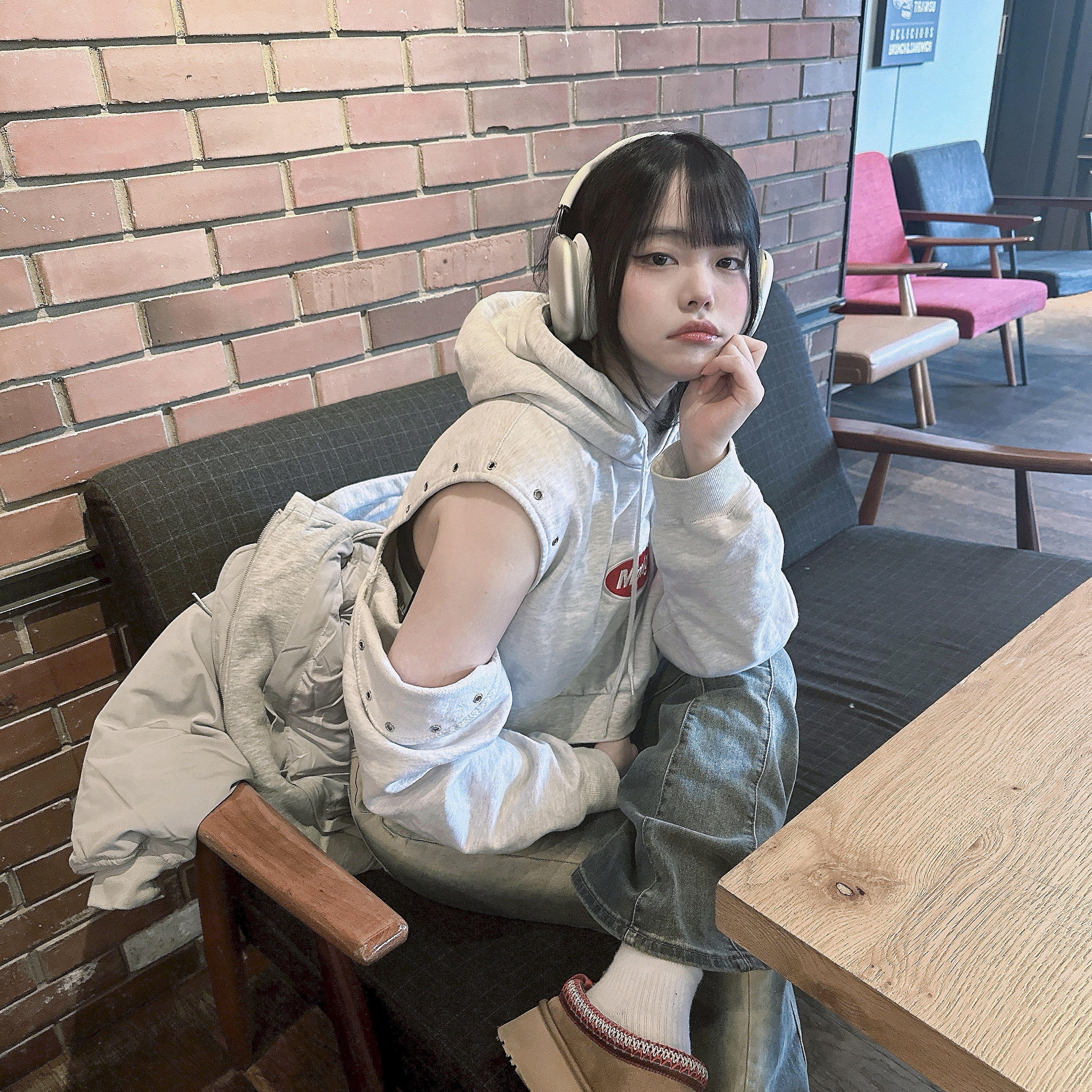 (W) UGG Tazz Slipper Chestnut, Apple AirPods Max Lightning Silver (Korean Ver.) 착용 스타일