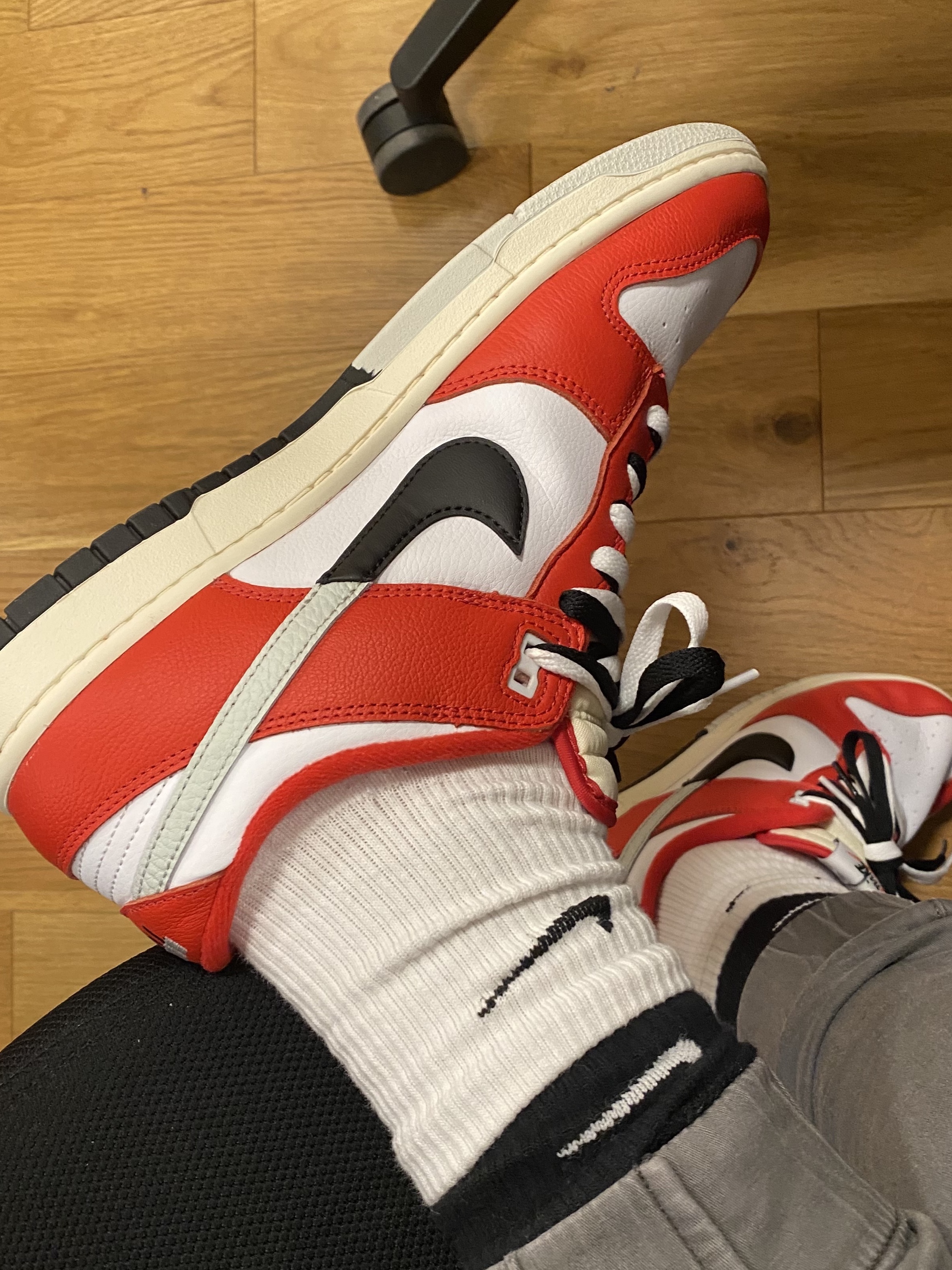 Nike Dunk Low Retro PRM University Red Black 착용 스타일