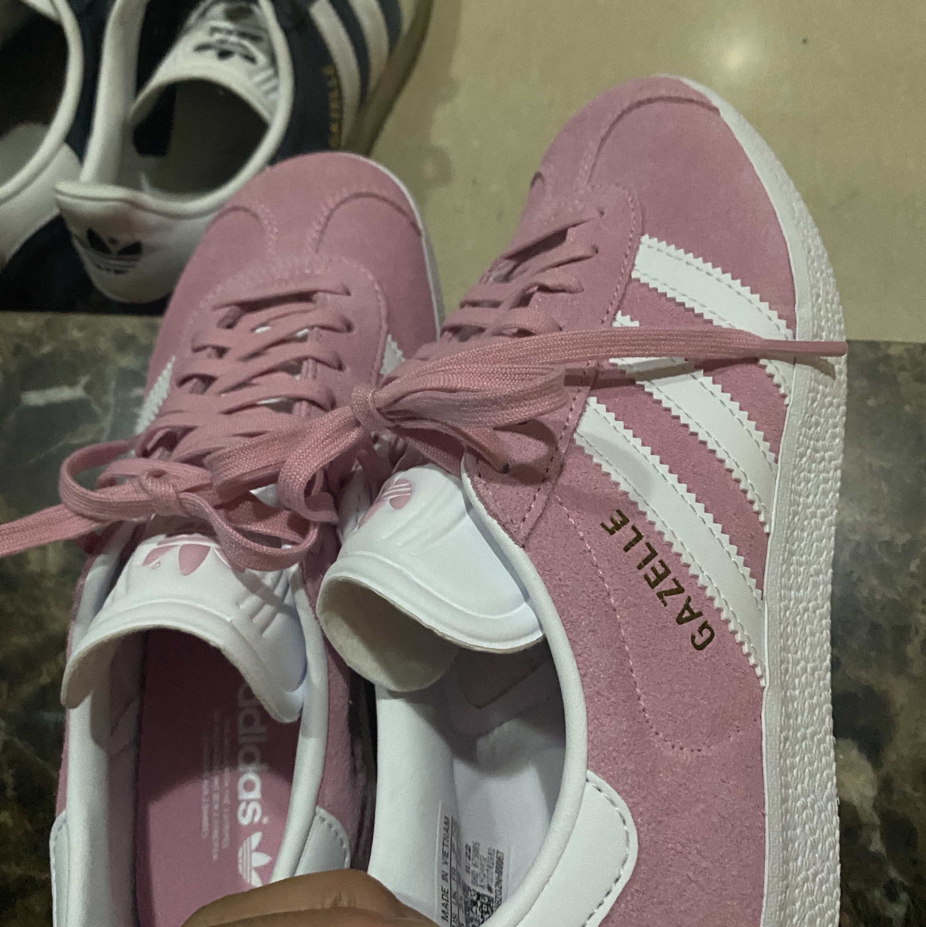 (W) Adidas Gazelle Cloud White Pink Glow 착용 스타일 - 2