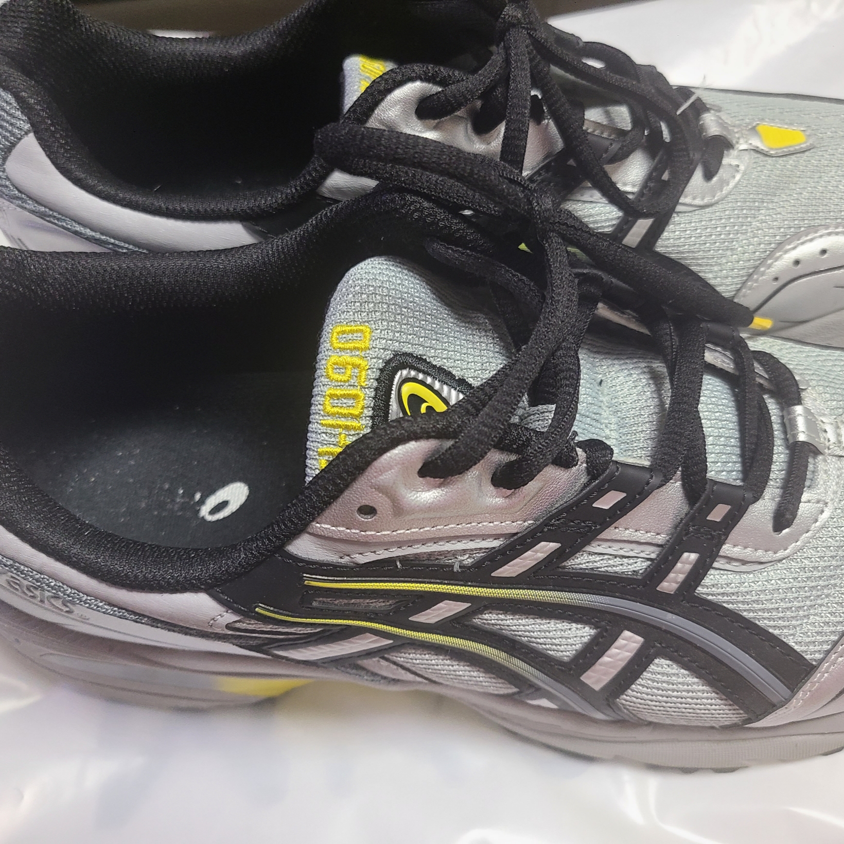 Asics Gel-1090 Mid Grey Black 착용 스타일