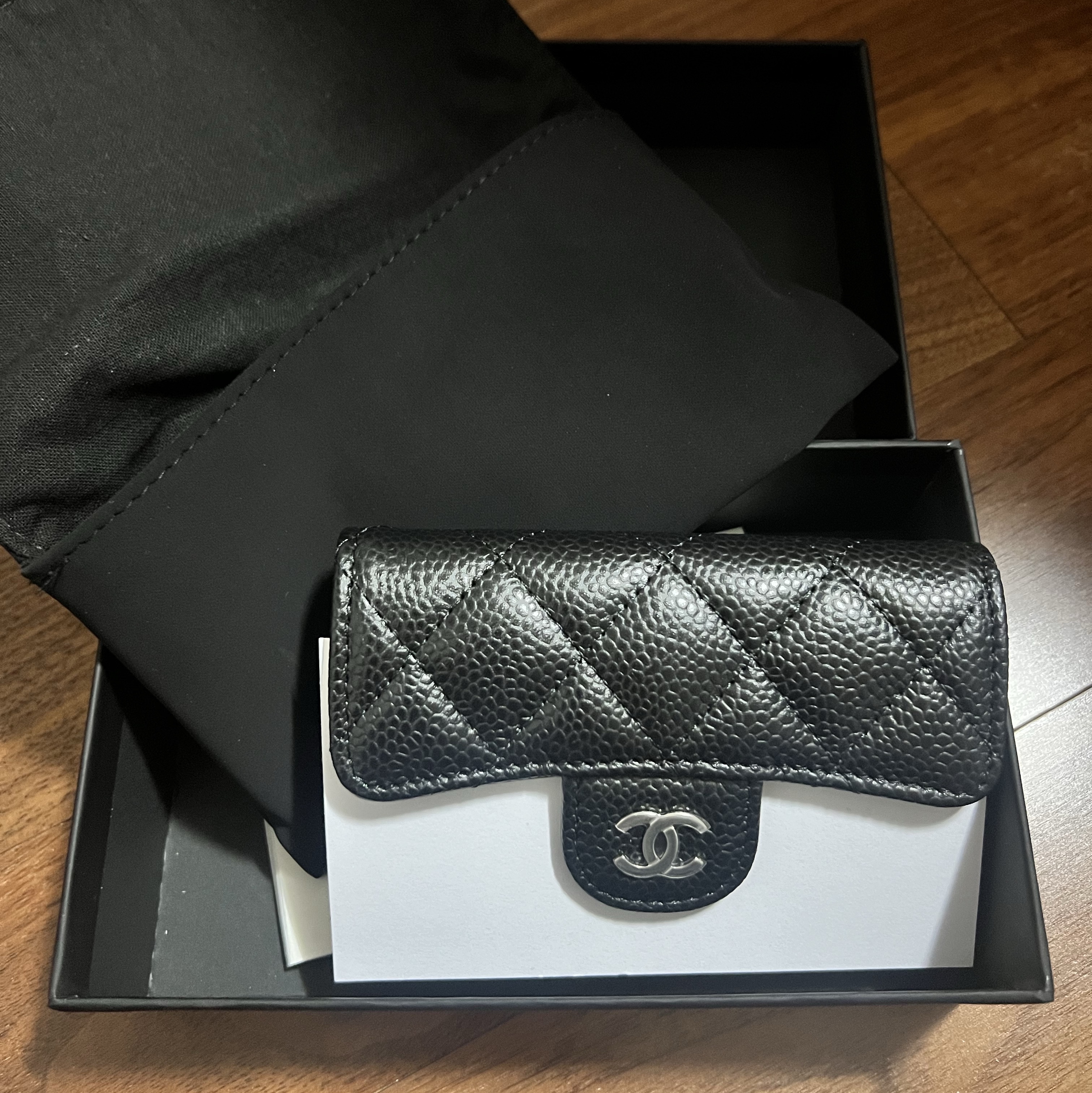 Chanel Classic Card Holder Grained Calfskin & Silver Black 착용 스타일 - 1