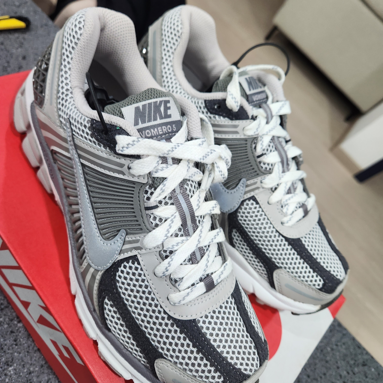Nike Zoom Vomero 5 PRM Light Iron Ore and Flat Fewter 착용 스타일