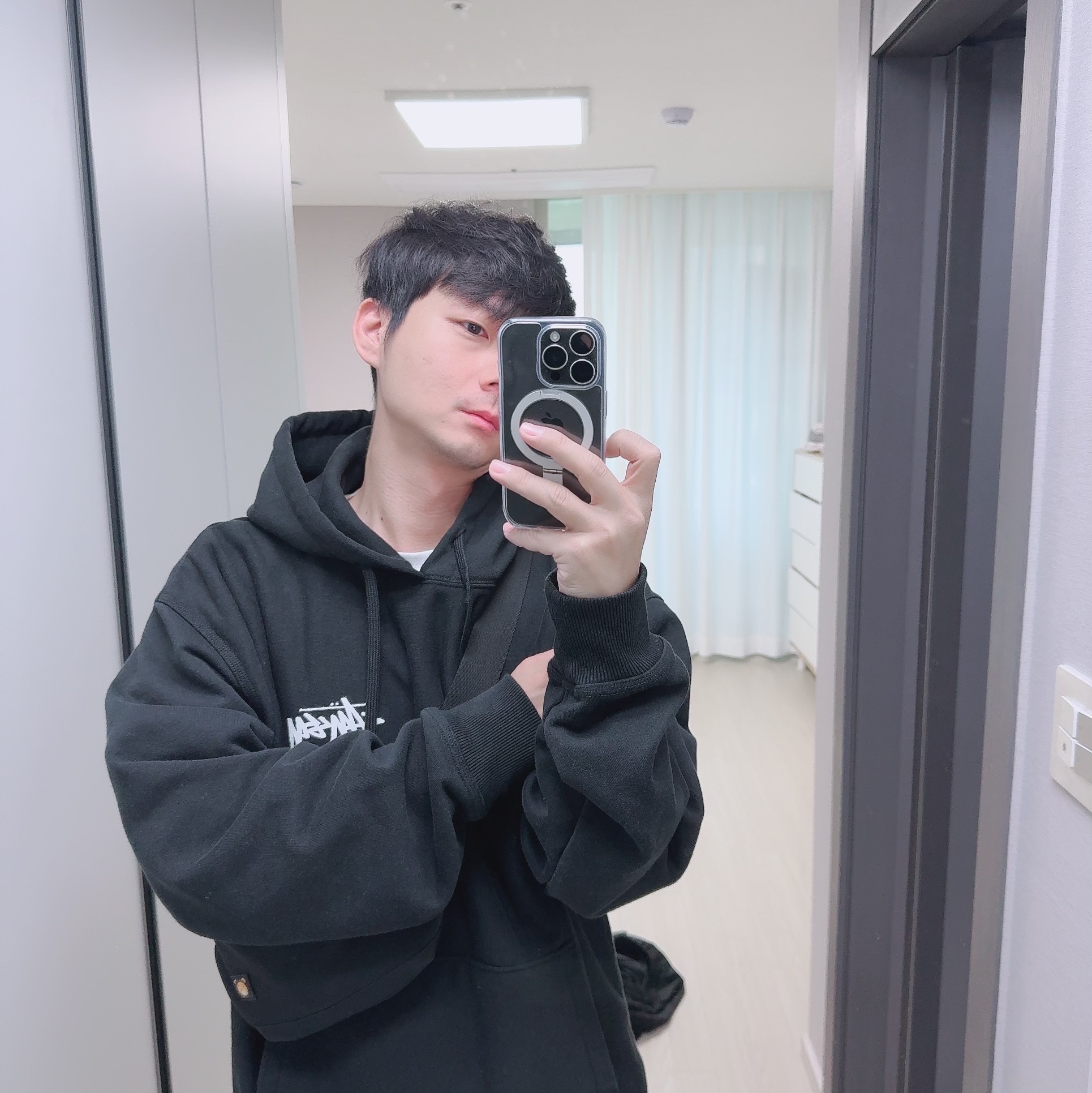 Stussy World Tour Hoodie Black 2023 착용 스타일
